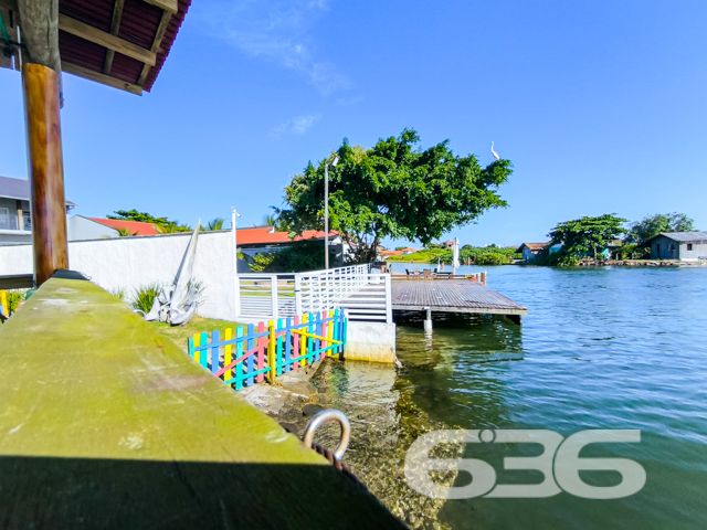 Apresentamos uma excelente oportunidade de negócio em Balneário Barra do Sul, SC, com este imóvel distinto que combina um potencial comercial extraordinário com o conforto residencial, localizado no coração do Centro. Esta propriedade não apenas oferece uma residência acolhedora e bem estruturada, mas destaca-se principalmente pelo seu vasto potencial como ponto comercial, ideal para investidores ou empreendedores à procura de um local com alta visibilidade e prontidão operacional.
Descrição Geral do Imóvel: O terreno de 1.016,37 m² abriga uma construção de 425,00 m². A propriedade inclui espaços de garagem tanto cobertos quanto descobertos, que facilitam o acesso e oferecem comodidade para clientes e residentes.
Infraestrutura Pronta para Restaurante: Equipada com uma cozinha industrial completa, esta propriedade está pronta para continuar operando como um estabelecimento gastronômico. A ampla área de atendimento ao cliente, com vistas para a lagoa, cria um ambiente convidativo e relaxante.
Píer com Atracadouro: O píer proporciona uma oportunidade única para negócios que dependem de acesso aquático, como passeios de barco ou atividades de pesca, aumentando ainda mais seu potencial comercial.
Estacionamento Espaçoso: O amplo estacionamento facilita a recepção de um grande número de clientes, essencial para qualquer operação comercial bem-sucedida.
Conforto Residencial: Além do forte apelo comercial, a propriedade oferece aconchego residencial com uma demi-suíte, um quarto adicional e uma sala com cozinha integrada, todos equipados com móveis planejados de alta qualidade.
Localização Estratégica:
O imóvel promove um ambiente tranquilo, porém, está próximo de vias principais, garantindo fácil acesso e alta visibilidade para negócios.
Potencial de Investimento: Este imóvel é uma escolha privilegiada para quem busca diversificar investimentos através da combinação de espaço comercial ativo e residencial confortável. Com todas as instalações prontas para uso imediato, oferece um retorno potencial significativo tanto na valorização do capital quanto na geração de receita operacional.
Para conhecer melhor este imóvel e explorar todo o seu potencial, convidamos os interessados a agendar uma visita. A equipe da 636 Negócios Imobiliários está pronta para fornecer todas as informações necessárias e facilitar cada etapa deste investimento. Venha descobrir como este local pode ser a chave para o sucesso e expansão de seus negócios.
636 NEGÓCIOS IMOBILIÁRIOS: A SUA MELHOR ESCOLHA
Com mais de 30 anos de experiência, a 636 Negócios Imobiliários é sua parceira ideal para encontrar o imóvel perfeito. Estamos prontos para ajudá-lo a fazer deste imóvel o seu novo lar.
Telefone: (47) 3451-0636
WhatsApp: (47) 99190-0636
Não perca esta oportunidade única. Visite nosso site para mais informações: i636.com.br