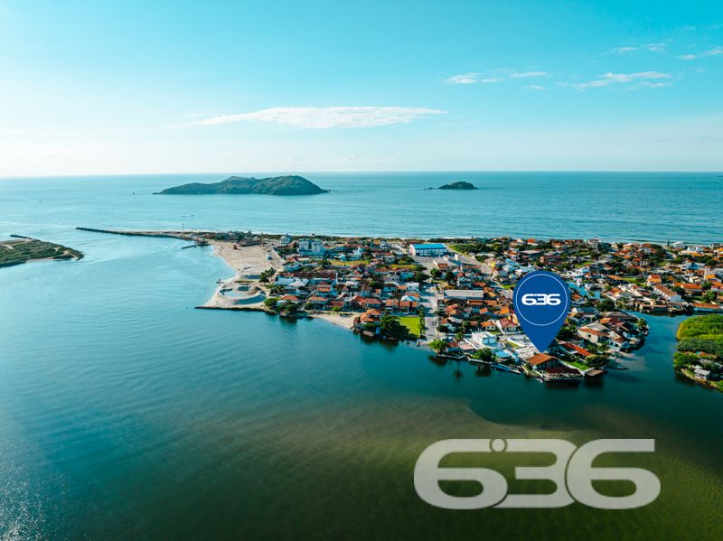 Apresentamos uma excelente oportunidade de negócio em Balneário Barra do Sul, SC, com este imóvel distinto que combina um potencial comercial extraordinário com o conforto residencial, localizado no coração do Centro. Esta propriedade não apenas oferece uma residência acolhedora e bem estruturada, mas destaca-se principalmente pelo seu vasto potencial como ponto comercial, ideal para investidores ou empreendedores à procura de um local com alta visibilidade e prontidão operacional.
Descrição Geral do Imóvel: O terreno de 1.016,37 m² abriga uma construção de 425,00 m². A propriedade inclui espaços de garagem tanto cobertos quanto descobertos, que facilitam o acesso e oferecem comodidade para clientes e residentes.
Infraestrutura Pronta para Restaurante: Equipada com uma cozinha industrial completa, esta propriedade está pronta para continuar operando como um estabelecimento gastronômico. A ampla área de atendimento ao cliente, com vistas para a lagoa, cria um ambiente convidativo e relaxante.
Píer com Atracadouro: O píer proporciona uma oportunidade única para negócios que dependem de acesso aquático, como passeios de barco ou atividades de pesca, aumentando ainda mais seu potencial comercial.
Estacionamento Espaçoso: O amplo estacionamento facilita a recepção de um grande número de clientes, essencial para qualquer operação comercial bem-sucedida.
Conforto Residencial: Além do forte apelo comercial, a propriedade oferece aconchego residencial com uma demi-suíte, um quarto adicional e uma sala com cozinha integrada, todos equipados com móveis planejados de alta qualidade.
Localização Estratégica:
O imóvel promove um ambiente tranquilo, porém, está próximo de vias principais, garantindo fácil acesso e alta visibilidade para negócios.
Potencial de Investimento: Este imóvel é uma escolha privilegiada para quem busca diversificar investimentos através da combinação de espaço comercial ativo e residencial confortável. Com todas as instalações prontas para uso imediato, oferece um retorno potencial significativo tanto na valorização do capital quanto na geração de receita operacional.
Para conhecer melhor este imóvel e explorar todo o seu potencial, convidamos os interessados a agendar uma visita. A equipe da 636 Negócios Imobiliários está pronta para fornecer todas as informações necessárias e facilitar cada etapa deste investimento. Venha descobrir como este local pode ser a chave para o sucesso e expansão de seus negócios.
636 NEGÓCIOS IMOBILIÁRIOS: A SUA MELHOR ESCOLHA
Com mais de 30 anos de experiência, a 636 Negócios Imobiliários é sua parceira ideal para encontrar o imóvel perfeito. Estamos prontos para ajudá-lo a fazer deste imóvel o seu novo lar.
Telefone: (47) 3451-0636
WhatsApp: (47) 99190-0636
Não perca esta oportunidade única. Visite nosso site para mais informações: i636.com.br