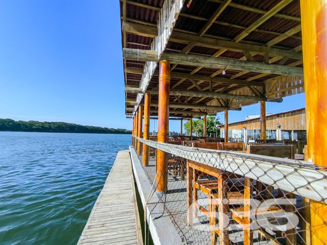 Apresentamos uma excelente oportunidade de negócio em Balneário Barra do Sul, SC, com este imóvel distinto que combina um potencial comercial extraordinário com o conforto residencial, localizado no coração do Centro. Esta propriedade não apenas oferece uma residência acolhedora e bem estruturada, mas destaca-se principalmente pelo seu vasto potencial como ponto comercial, ideal para investidores ou empreendedores à procura de um local com alta visibilidade e prontidão operacional.
Descrição Geral do Imóvel: O terreno de 1.016,37 m² abriga uma construção de 425,00 m². A propriedade inclui espaços de garagem tanto cobertos quanto descobertos, que facilitam o acesso e oferecem comodidade para clientes e residentes.
Infraestrutura Pronta para Restaurante: Equipada com uma cozinha industrial completa, esta propriedade está pronta para continuar operando como um estabelecimento gastronômico. A ampla área de atendimento ao cliente, com vistas para a lagoa, cria um ambiente convidativo e relaxante.
Píer com Atracadouro: O píer proporciona uma oportunidade única para negócios que dependem de acesso aquático, como passeios de barco ou atividades de pesca, aumentando ainda mais seu potencial comercial.
Estacionamento Espaçoso: O amplo estacionamento facilita a recepção de um grande número de clientes, essencial para qualquer operação comercial bem-sucedida.
Conforto Residencial: Além do forte apelo comercial, a propriedade oferece aconchego residencial com uma demi-suíte, um quarto adicional e uma sala com cozinha integrada, todos equipados com móveis planejados de alta qualidade.
Localização Estratégica:
O imóvel promove um ambiente tranquilo, porém, está próximo de vias principais, garantindo fácil acesso e alta visibilidade para negócios.
Potencial de Investimento: Este imóvel é uma escolha privilegiada para quem busca diversificar investimentos através da combinação de espaço comercial ativo e residencial confortável. Com todas as instalações prontas para uso imediato, oferece um retorno potencial significativo tanto na valorização do capital quanto na geração de receita operacional.
Para conhecer melhor este imóvel e explorar todo o seu potencial, convidamos os interessados a agendar uma visita. A equipe da 636 Negócios Imobiliários está pronta para fornecer todas as informações necessárias e facilitar cada etapa deste investimento. Venha descobrir como este local pode ser a chave para o sucesso e expansão de seus negócios.
636 NEGÓCIOS IMOBILIÁRIOS: A SUA MELHOR ESCOLHA
Com mais de 30 anos de experiência, a 636 Negócios Imobiliários é sua parceira ideal para encontrar o imóvel perfeito. Estamos prontos para ajudá-lo a fazer deste imóvel o seu novo lar.
Telefone: (47) 3451-0636
WhatsApp: (47) 99190-0636
Não perca esta oportunidade única. Visite nosso site para mais informações: i636.com.br
