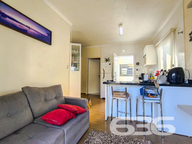 Apresentamos uma excelente oportunidade de negócio em Balneário Barra do Sul, SC, com este imóvel distinto que combina um potencial comercial extraordinário com o conforto residencial, localizado no coração do Centro. Esta propriedade não apenas oferece uma residência acolhedora e bem estruturada, mas destaca-se principalmente pelo seu vasto potencial como ponto comercial, ideal para investidores ou empreendedores à procura de um local com alta visibilidade e prontidão operacional.
Descrição Geral do Imóvel: O terreno de 1.016,37 m² abriga uma construção de 425,00 m². A propriedade inclui espaços de garagem tanto cobertos quanto descobertos, que facilitam o acesso e oferecem comodidade para clientes e residentes.
Infraestrutura Pronta para Restaurante: Equipada com uma cozinha industrial completa, esta propriedade está pronta para continuar operando como um estabelecimento gastronômico. A ampla área de atendimento ao cliente, com vistas para a lagoa, cria um ambiente convidativo e relaxante.
Píer com Atracadouro: O píer proporciona uma oportunidade única para negócios que dependem de acesso aquático, como passeios de barco ou atividades de pesca, aumentando ainda mais seu potencial comercial.
Estacionamento Espaçoso: O amplo estacionamento facilita a recepção de um grande número de clientes, essencial para qualquer operação comercial bem-sucedida.
Conforto Residencial: Além do forte apelo comercial, a propriedade oferece aconchego residencial com uma demi-suíte, um quarto adicional e uma sala com cozinha integrada, todos equipados com móveis planejados de alta qualidade.
Localização Estratégica:
O imóvel promove um ambiente tranquilo, porém, está próximo de vias principais, garantindo fácil acesso e alta visibilidade para negócios.
Potencial de Investimento: Este imóvel é uma escolha privilegiada para quem busca diversificar investimentos através da combinação de espaço comercial ativo e residencial confortável. Com todas as instalações prontas para uso imediato, oferece um retorno potencial significativo tanto na valorização do capital quanto na geração de receita operacional.
Para conhecer melhor este imóvel e explorar todo o seu potencial, convidamos os interessados a agendar uma visita. A equipe da 636 Negócios Imobiliários está pronta para fornecer todas as informações necessárias e facilitar cada etapa deste investimento. Venha descobrir como este local pode ser a chave para o sucesso e expansão de seus negócios.
636 NEGÓCIOS IMOBILIÁRIOS: A SUA MELHOR ESCOLHA
Com mais de 30 anos de experiência, a 636 Negócios Imobiliários é sua parceira ideal para encontrar o imóvel perfeito. Estamos prontos para ajudá-lo a fazer deste imóvel o seu novo lar.
Telefone: (47) 3451-0636
WhatsApp: (47) 99190-0636
Não perca esta oportunidade única. Visite nosso site para mais informações: i636.com.br