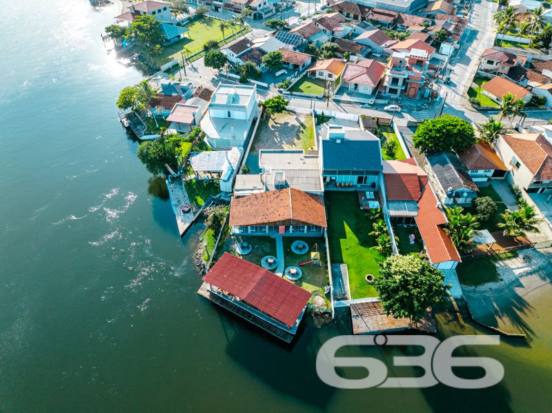 Apresentamos uma excelente oportunidade de negócio em Balneário Barra do Sul, SC, com este imóvel distinto que combina um potencial comercial extraordinário com o conforto residencial, localizado no coração do Centro. Esta propriedade não apenas oferece uma residência acolhedora e bem estruturada, mas destaca-se principalmente pelo seu vasto potencial como ponto comercial, ideal para investidores ou empreendedores à procura de um local com alta visibilidade e prontidão operacional.
Descrição Geral do Imóvel: O terreno de 1.016,37 m² abriga uma construção de 425,00 m². A propriedade inclui espaços de garagem tanto cobertos quanto descobertos, que facilitam o acesso e oferecem comodidade para clientes e residentes.
Infraestrutura Pronta para Restaurante: Equipada com uma cozinha industrial completa, esta propriedade está pronta para continuar operando como um estabelecimento gastronômico. A ampla área de atendimento ao cliente, com vistas para a lagoa, cria um ambiente convidativo e relaxante.
Píer com Atracadouro: O píer proporciona uma oportunidade única para negócios que dependem de acesso aquático, como passeios de barco ou atividades de pesca, aumentando ainda mais seu potencial comercial.
Estacionamento Espaçoso: O amplo estacionamento facilita a recepção de um grande número de clientes, essencial para qualquer operação comercial bem-sucedida.
Conforto Residencial: Além do forte apelo comercial, a propriedade oferece aconchego residencial com uma demi-suíte, um quarto adicional e uma sala com cozinha integrada, todos equipados com móveis planejados de alta qualidade.
Localização Estratégica:
O imóvel promove um ambiente tranquilo, porém, está próximo de vias principais, garantindo fácil acesso e alta visibilidade para negócios.
Potencial de Investimento: Este imóvel é uma escolha privilegiada para quem busca diversificar investimentos através da combinação de espaço comercial ativo e residencial confortável. Com todas as instalações prontas para uso imediato, oferece um retorno potencial significativo tanto na valorização do capital quanto na geração de receita operacional.
Para conhecer melhor este imóvel e explorar todo o seu potencial, convidamos os interessados a agendar uma visita. A equipe da 636 Negócios Imobiliários está pronta para fornecer todas as informações necessárias e facilitar cada etapa deste investimento. Venha descobrir como este local pode ser a chave para o sucesso e expansão de seus negócios.
636 NEGÓCIOS IMOBILIÁRIOS: A SUA MELHOR ESCOLHA
Com mais de 30 anos de experiência, a 636 Negócios Imobiliários é sua parceira ideal para encontrar o imóvel perfeito. Estamos prontos para ajudá-lo a fazer deste imóvel o seu novo lar.
Telefone: (47) 3451-0636
WhatsApp: (47) 99190-0636
Não perca esta oportunidade única. Visite nosso site para mais informações: i636.com.br