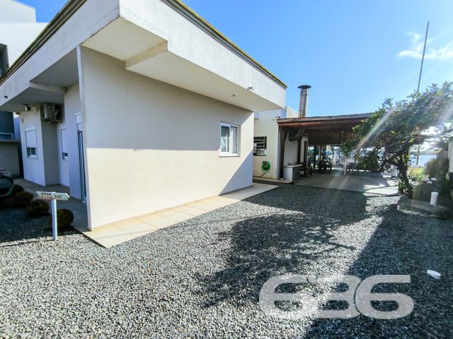 Apresentamos uma excelente oportunidade de negócio em Balneário Barra do Sul, SC, com este imóvel distinto que combina um potencial comercial extraordinário com o conforto residencial, localizado no coração do Centro. Esta propriedade não apenas oferece uma residência acolhedora e bem estruturada, mas destaca-se principalmente pelo seu vasto potencial como ponto comercial, ideal para investidores ou empreendedores à procura de um local com alta visibilidade e prontidão operacional.
Descrição Geral do Imóvel: O terreno de 1.016,37 m² abriga uma construção de 425,00 m². A propriedade inclui espaços de garagem tanto cobertos quanto descobertos, que facilitam o acesso e oferecem comodidade para clientes e residentes.
Infraestrutura Pronta para Restaurante: Equipada com uma cozinha industrial completa, esta propriedade está pronta para continuar operando como um estabelecimento gastronômico. A ampla área de atendimento ao cliente, com vistas para a lagoa, cria um ambiente convidativo e relaxante.
Píer com Atracadouro: O píer proporciona uma oportunidade única para negócios que dependem de acesso aquático, como passeios de barco ou atividades de pesca, aumentando ainda mais seu potencial comercial.
Estacionamento Espaçoso: O amplo estacionamento facilita a recepção de um grande número de clientes, essencial para qualquer operação comercial bem-sucedida.
Conforto Residencial: Além do forte apelo comercial, a propriedade oferece aconchego residencial com uma demi-suíte, um quarto adicional e uma sala com cozinha integrada, todos equipados com móveis planejados de alta qualidade.
Localização Estratégica:
O imóvel promove um ambiente tranquilo, porém, está próximo de vias principais, garantindo fácil acesso e alta visibilidade para negócios.
Potencial de Investimento: Este imóvel é uma escolha privilegiada para quem busca diversificar investimentos através da combinação de espaço comercial ativo e residencial confortável. Com todas as instalações prontas para uso imediato, oferece um retorno potencial significativo tanto na valorização do capital quanto na geração de receita operacional.
Para conhecer melhor este imóvel e explorar todo o seu potencial, convidamos os interessados a agendar uma visita. A equipe da 636 Negócios Imobiliários está pronta para fornecer todas as informações necessárias e facilitar cada etapa deste investimento. Venha descobrir como este local pode ser a chave para o sucesso e expansão de seus negócios.
636 NEGÓCIOS IMOBILIÁRIOS: A SUA MELHOR ESCOLHA
Com mais de 30 anos de experiência, a 636 Negócios Imobiliários é sua parceira ideal para encontrar o imóvel perfeito. Estamos prontos para ajudá-lo a fazer deste imóvel o seu novo lar.
Telefone: (47) 3451-0636
WhatsApp: (47) 99190-0636
Não perca esta oportunidade única. Visite nosso site para mais informações: i636.com.br