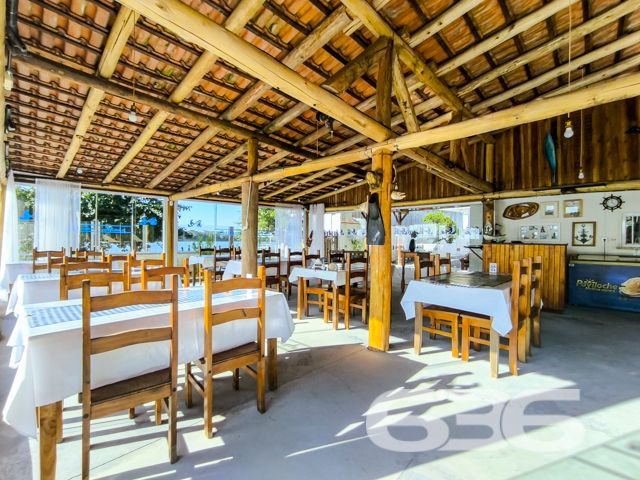 Apresentamos uma excelente oportunidade de negócio em Balneário Barra do Sul, SC, com este imóvel distinto que combina um potencial comercial extraordinário com o conforto residencial, localizado no coração do Centro. Esta propriedade não apenas oferece uma residência acolhedora e bem estruturada, mas destaca-se principalmente pelo seu vasto potencial como ponto comercial, ideal para investidores ou empreendedores à procura de um local com alta visibilidade e prontidão operacional.
Descrição Geral do Imóvel: O terreno de 1.016,37 m² abriga uma construção de 425,00 m². A propriedade inclui espaços de garagem tanto cobertos quanto descobertos, que facilitam o acesso e oferecem comodidade para clientes e residentes.
Infraestrutura Pronta para Restaurante: Equipada com uma cozinha industrial completa, esta propriedade está pronta para continuar operando como um estabelecimento gastronômico. A ampla área de atendimento ao cliente, com vistas para a lagoa, cria um ambiente convidativo e relaxante.
Píer com Atracadouro: O píer proporciona uma oportunidade única para negócios que dependem de acesso aquático, como passeios de barco ou atividades de pesca, aumentando ainda mais seu potencial comercial.
Estacionamento Espaçoso: O amplo estacionamento facilita a recepção de um grande número de clientes, essencial para qualquer operação comercial bem-sucedida.
Conforto Residencial: Além do forte apelo comercial, a propriedade oferece aconchego residencial com uma demi-suíte, um quarto adicional e uma sala com cozinha integrada, todos equipados com móveis planejados de alta qualidade.
Localização Estratégica:
O imóvel promove um ambiente tranquilo, porém, está próximo de vias principais, garantindo fácil acesso e alta visibilidade para negócios.
Potencial de Investimento: Este imóvel é uma escolha privilegiada para quem busca diversificar investimentos através da combinação de espaço comercial ativo e residencial confortável. Com todas as instalações prontas para uso imediato, oferece um retorno potencial significativo tanto na valorização do capital quanto na geração de receita operacional.
Para conhecer melhor este imóvel e explorar todo o seu potencial, convidamos os interessados a agendar uma visita. A equipe da 636 Negócios Imobiliários está pronta para fornecer todas as informações necessárias e facilitar cada etapa deste investimento. Venha descobrir como este local pode ser a chave para o sucesso e expansão de seus negócios.
636 NEGÓCIOS IMOBILIÁRIOS: A SUA MELHOR ESCOLHA
Com mais de 30 anos de experiência, a 636 Negócios Imobiliários é sua parceira ideal para encontrar o imóvel perfeito. Estamos prontos para ajudá-lo a fazer deste imóvel o seu novo lar.
Telefone: (47) 3451-0636
WhatsApp: (47) 99190-0636
Não perca esta oportunidade única. Visite nosso site para mais informações: i636.com.br