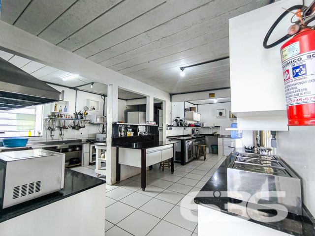 Apresentamos uma excelente oportunidade de negócio em Balneário Barra do Sul, SC, com este imóvel distinto que combina um potencial comercial extraordinário com o conforto residencial, localizado no coração do Centro. Esta propriedade não apenas oferece uma residência acolhedora e bem estruturada, mas destaca-se principalmente pelo seu vasto potencial como ponto comercial, ideal para investidores ou empreendedores à procura de um local com alta visibilidade e prontidão operacional.
Descrição Geral do Imóvel: O terreno de 1.016,37 m² abriga uma construção de 425,00 m². A propriedade inclui espaços de garagem tanto cobertos quanto descobertos, que facilitam o acesso e oferecem comodidade para clientes e residentes.
Infraestrutura Pronta para Restaurante: Equipada com uma cozinha industrial completa, esta propriedade está pronta para continuar operando como um estabelecimento gastronômico. A ampla área de atendimento ao cliente, com vistas para a lagoa, cria um ambiente convidativo e relaxante.
Píer com Atracadouro: O píer proporciona uma oportunidade única para negócios que dependem de acesso aquático, como passeios de barco ou atividades de pesca, aumentando ainda mais seu potencial comercial.
Estacionamento Espaçoso: O amplo estacionamento facilita a recepção de um grande número de clientes, essencial para qualquer operação comercial bem-sucedida.
Conforto Residencial: Além do forte apelo comercial, a propriedade oferece aconchego residencial com uma demi-suíte, um quarto adicional e uma sala com cozinha integrada, todos equipados com móveis planejados de alta qualidade.
Localização Estratégica:
O imóvel promove um ambiente tranquilo, porém, está próximo de vias principais, garantindo fácil acesso e alta visibilidade para negócios.
Potencial de Investimento: Este imóvel é uma escolha privilegiada para quem busca diversificar investimentos através da combinação de espaço comercial ativo e residencial confortável. Com todas as instalações prontas para uso imediato, oferece um retorno potencial significativo tanto na valorização do capital quanto na geração de receita operacional.
Para conhecer melhor este imóvel e explorar todo o seu potencial, convidamos os interessados a agendar uma visita. A equipe da 636 Negócios Imobiliários está pronta para fornecer todas as informações necessárias e facilitar cada etapa deste investimento. Venha descobrir como este local pode ser a chave para o sucesso e expansão de seus negócios.
636 NEGÓCIOS IMOBILIÁRIOS: A SUA MELHOR ESCOLHA
Com mais de 30 anos de experiência, a 636 Negócios Imobiliários é sua parceira ideal para encontrar o imóvel perfeito. Estamos prontos para ajudá-lo a fazer deste imóvel o seu novo lar.
Telefone: (47) 3451-0636
WhatsApp: (47) 99190-0636
Não perca esta oportunidade única. Visite nosso site para mais informações: i636.com.br