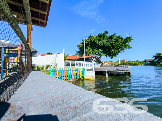Apresentamos uma excelente oportunidade de negócio em Balneário Barra do Sul, SC, com este imóvel distinto que combina um potencial comercial extraordinário com o conforto residencial, localizado no coração do Centro. Esta propriedade não apenas oferece uma residência acolhedora e bem estruturada, mas destaca-se principalmente pelo seu vasto potencial como ponto comercial, ideal para investidores ou empreendedores à procura de um local com alta visibilidade e prontidão operacional.
Descrição Geral do Imóvel: O terreno de 1.016,37 m² abriga uma construção de 425,00 m². A propriedade inclui espaços de garagem tanto cobertos quanto descobertos, que facilitam o acesso e oferecem comodidade para clientes e residentes.
Infraestrutura Pronta para Restaurante: Equipada com uma cozinha industrial completa, esta propriedade está pronta para continuar operando como um estabelecimento gastronômico. A ampla área de atendimento ao cliente, com vistas para a lagoa, cria um ambiente convidativo e relaxante.
Píer com Atracadouro: O píer proporciona uma oportunidade única para negócios que dependem de acesso aquático, como passeios de barco ou atividades de pesca, aumentando ainda mais seu potencial comercial.
Estacionamento Espaçoso: O amplo estacionamento facilita a recepção de um grande número de clientes, essencial para qualquer operação comercial bem-sucedida.
Conforto Residencial: Além do forte apelo comercial, a propriedade oferece aconchego residencial com uma demi-suíte, um quarto adicional e uma sala com cozinha integrada, todos equipados com móveis planejados de alta qualidade.
Localização Estratégica:
O imóvel promove um ambiente tranquilo, porém, está próximo de vias principais, garantindo fácil acesso e alta visibilidade para negócios.
Potencial de Investimento: Este imóvel é uma escolha privilegiada para quem busca diversificar investimentos através da combinação de espaço comercial ativo e residencial confortável. Com todas as instalações prontas para uso imediato, oferece um retorno potencial significativo tanto na valorização do capital quanto na geração de receita operacional.
Para conhecer melhor este imóvel e explorar todo o seu potencial, convidamos os interessados a agendar uma visita. A equipe da 636 Negócios Imobiliários está pronta para fornecer todas as informações necessárias e facilitar cada etapa deste investimento. Venha descobrir como este local pode ser a chave para o sucesso e expansão de seus negócios.
636 NEGÓCIOS IMOBILIÁRIOS: A SUA MELHOR ESCOLHA
Com mais de 30 anos de experiência, a 636 Negócios Imobiliários é sua parceira ideal para encontrar o imóvel perfeito. Estamos prontos para ajudá-lo a fazer deste imóvel o seu novo lar.
Telefone: (47) 3451-0636
WhatsApp: (47) 99190-0636
Não perca esta oportunidade única. Visite nosso site para mais informações: i636.com.br