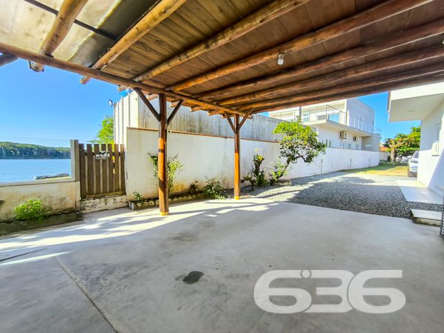 Apresentamos uma excelente oportunidade de negócio em Balneário Barra do Sul, SC, com este imóvel distinto que combina um potencial comercial extraordinário com o conforto residencial, localizado no coração do Centro. Esta propriedade não apenas oferece uma residência acolhedora e bem estruturada, mas destaca-se principalmente pelo seu vasto potencial como ponto comercial, ideal para investidores ou empreendedores à procura de um local com alta visibilidade e prontidão operacional.
Descrição Geral do Imóvel: O terreno de 1.016,37 m² abriga uma construção de 425,00 m². A propriedade inclui espaços de garagem tanto cobertos quanto descobertos, que facilitam o acesso e oferecem comodidade para clientes e residentes.
Infraestrutura Pronta para Restaurante: Equipada com uma cozinha industrial completa, esta propriedade está pronta para continuar operando como um estabelecimento gastronômico. A ampla área de atendimento ao cliente, com vistas para a lagoa, cria um ambiente convidativo e relaxante.
Píer com Atracadouro: O píer proporciona uma oportunidade única para negócios que dependem de acesso aquático, como passeios de barco ou atividades de pesca, aumentando ainda mais seu potencial comercial.
Estacionamento Espaçoso: O amplo estacionamento facilita a recepção de um grande número de clientes, essencial para qualquer operação comercial bem-sucedida.
Conforto Residencial: Além do forte apelo comercial, a propriedade oferece aconchego residencial com uma demi-suíte, um quarto adicional e uma sala com cozinha integrada, todos equipados com móveis planejados de alta qualidade.
Localização Estratégica:
O imóvel promove um ambiente tranquilo, porém, está próximo de vias principais, garantindo fácil acesso e alta visibilidade para negócios.
Potencial de Investimento: Este imóvel é uma escolha privilegiada para quem busca diversificar investimentos através da combinação de espaço comercial ativo e residencial confortável. Com todas as instalações prontas para uso imediato, oferece um retorno potencial significativo tanto na valorização do capital quanto na geração de receita operacional.
Para conhecer melhor este imóvel e explorar todo o seu potencial, convidamos os interessados a agendar uma visita. A equipe da 636 Negócios Imobiliários está pronta para fornecer todas as informações necessárias e facilitar cada etapa deste investimento. Venha descobrir como este local pode ser a chave para o sucesso e expansão de seus negócios.
636 NEGÓCIOS IMOBILIÁRIOS: A SUA MELHOR ESCOLHA
Com mais de 30 anos de experiência, a 636 Negócios Imobiliários é sua parceira ideal para encontrar o imóvel perfeito. Estamos prontos para ajudá-lo a fazer deste imóvel o seu novo lar.
Telefone: (47) 3451-0636
WhatsApp: (47) 99190-0636
Não perca esta oportunidade única. Visite nosso site para mais informações: i636.com.br