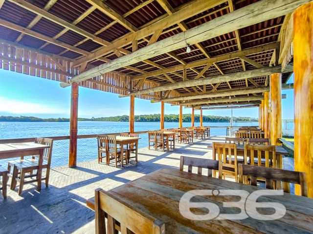 Apresentamos uma excelente oportunidade de negócio em Balneário Barra do Sul, SC, com este imóvel distinto que combina um potencial comercial extraordinário com o conforto residencial, localizado no coração do Centro. Esta propriedade não apenas oferece uma residência acolhedora e bem estruturada, mas destaca-se principalmente pelo seu vasto potencial como ponto comercial, ideal para investidores ou empreendedores à procura de um local com alta visibilidade e prontidão operacional.
Descrição Geral do Imóvel: O terreno de 1.016,37 m² abriga uma construção de 425,00 m². A propriedade inclui espaços de garagem tanto cobertos quanto descobertos, que facilitam o acesso e oferecem comodidade para clientes e residentes.
Infraestrutura Pronta para Restaurante: Equipada com uma cozinha industrial completa, esta propriedade está pronta para continuar operando como um estabelecimento gastronômico. A ampla área de atendimento ao cliente, com vistas para a lagoa, cria um ambiente convidativo e relaxante.
Píer com Atracadouro: O píer proporciona uma oportunidade única para negócios que dependem de acesso aquático, como passeios de barco ou atividades de pesca, aumentando ainda mais seu potencial comercial.
Estacionamento Espaçoso: O amplo estacionamento facilita a recepção de um grande número de clientes, essencial para qualquer operação comercial bem-sucedida.
Conforto Residencial: Além do forte apelo comercial, a propriedade oferece aconchego residencial com uma demi-suíte, um quarto adicional e uma sala com cozinha integrada, todos equipados com móveis planejados de alta qualidade.
Localização Estratégica:
O imóvel promove um ambiente tranquilo, porém, está próximo de vias principais, garantindo fácil acesso e alta visibilidade para negócios.
Potencial de Investimento: Este imóvel é uma escolha privilegiada para quem busca diversificar investimentos através da combinação de espaço comercial ativo e residencial confortável. Com todas as instalações prontas para uso imediato, oferece um retorno potencial significativo tanto na valorização do capital quanto na geração de receita operacional.
Para conhecer melhor este imóvel e explorar todo o seu potencial, convidamos os interessados a agendar uma visita. A equipe da 636 Negócios Imobiliários está pronta para fornecer todas as informações necessárias e facilitar cada etapa deste investimento. Venha descobrir como este local pode ser a chave para o sucesso e expansão de seus negócios.
636 NEGÓCIOS IMOBILIÁRIOS: A SUA MELHOR ESCOLHA
Com mais de 30 anos de experiência, a 636 Negócios Imobiliários é sua parceira ideal para encontrar o imóvel perfeito. Estamos prontos para ajudá-lo a fazer deste imóvel o seu novo lar.
Telefone: (47) 3451-0636
WhatsApp: (47) 99190-0636
Não perca esta oportunidade única. Visite nosso site para mais informações: i636.com.br