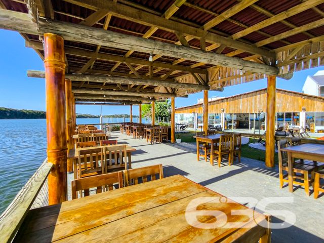 Apresentamos uma excelente oportunidade de negócio em Balneário Barra do Sul, SC, com este imóvel distinto que combina um potencial comercial extraordinário com o conforto residencial, localizado no coração do Centro. Esta propriedade não apenas oferece uma residência acolhedora e bem estruturada, mas destaca-se principalmente pelo seu vasto potencial como ponto comercial, ideal para investidores ou empreendedores à procura de um local com alta visibilidade e prontidão operacional.
Descrição Geral do Imóvel: O terreno de 1.016,37 m² abriga uma construção de 425,00 m². A propriedade inclui espaços de garagem tanto cobertos quanto descobertos, que facilitam o acesso e oferecem comodidade para clientes e residentes.
Infraestrutura Pronta para Restaurante: Equipada com uma cozinha industrial completa, esta propriedade está pronta para continuar operando como um estabelecimento gastronômico. A ampla área de atendimento ao cliente, com vistas para a lagoa, cria um ambiente convidativo e relaxante.
Píer com Atracadouro: O píer proporciona uma oportunidade única para negócios que dependem de acesso aquático, como passeios de barco ou atividades de pesca, aumentando ainda mais seu potencial comercial.
Estacionamento Espaçoso: O amplo estacionamento facilita a recepção de um grande número de clientes, essencial para qualquer operação comercial bem-sucedida.
Conforto Residencial: Além do forte apelo comercial, a propriedade oferece aconchego residencial com uma demi-suíte, um quarto adicional e uma sala com cozinha integrada, todos equipados com móveis planejados de alta qualidade.
Localização Estratégica:
O imóvel promove um ambiente tranquilo, porém, está próximo de vias principais, garantindo fácil acesso e alta visibilidade para negócios.
Potencial de Investimento: Este imóvel é uma escolha privilegiada para quem busca diversificar investimentos através da combinação de espaço comercial ativo e residencial confortável. Com todas as instalações prontas para uso imediato, oferece um retorno potencial significativo tanto na valorização do capital quanto na geração de receita operacional.
Para conhecer melhor este imóvel e explorar todo o seu potencial, convidamos os interessados a agendar uma visita. A equipe da 636 Negócios Imobiliários está pronta para fornecer todas as informações necessárias e facilitar cada etapa deste investimento. Venha descobrir como este local pode ser a chave para o sucesso e expansão de seus negócios.
636 NEGÓCIOS IMOBILIÁRIOS: A SUA MELHOR ESCOLHA
Com mais de 30 anos de experiência, a 636 Negócios Imobiliários é sua parceira ideal para encontrar o imóvel perfeito. Estamos prontos para ajudá-lo a fazer deste imóvel o seu novo lar.
Telefone: (47) 3451-0636
WhatsApp: (47) 99190-0636
Não perca esta oportunidade única. Visite nosso site para mais informações: i636.com.br