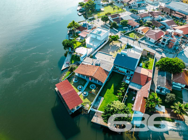Apresentamos uma excelente oportunidade de negócio em Balneário Barra do Sul, SC, com este imóvel distinto que combina um potencial comercial extraordinário com o conforto residencial, localizado no coração do Centro. Esta propriedade não apenas oferece uma residência acolhedora e bem estruturada, mas destaca-se principalmente pelo seu vasto potencial como ponto comercial, ideal para investidores ou empreendedores à procura de um local com alta visibilidade e prontidão operacional.
Descrição Geral do Imóvel: O terreno de 1.016,37 m² abriga uma construção de 425,00 m². A propriedade inclui espaços de garagem tanto cobertos quanto descobertos, que facilitam o acesso e oferecem comodidade para clientes e residentes.
Infraestrutura Pronta para Restaurante: Equipada com uma cozinha industrial completa, esta propriedade está pronta para continuar operando como um estabelecimento gastronômico. A ampla área de atendimento ao cliente, com vistas para a lagoa, cria um ambiente convidativo e relaxante.
Píer com Atracadouro: O píer proporciona uma oportunidade única para negócios que dependem de acesso aquático, como passeios de barco ou atividades de pesca, aumentando ainda mais seu potencial comercial.
Estacionamento Espaçoso: O amplo estacionamento facilita a recepção de um grande número de clientes, essencial para qualquer operação comercial bem-sucedida.
Conforto Residencial: Além do forte apelo comercial, a propriedade oferece aconchego residencial com uma demi-suíte, um quarto adicional e uma sala com cozinha integrada, todos equipados com móveis planejados de alta qualidade.
Localização Estratégica:
O imóvel promove um ambiente tranquilo, porém, está próximo de vias principais, garantindo fácil acesso e alta visibilidade para negócios.
Potencial de Investimento: Este imóvel é uma escolha privilegiada para quem busca diversificar investimentos através da combinação de espaço comercial ativo e residencial confortável. Com todas as instalações prontas para uso imediato, oferece um retorno potencial significativo tanto na valorização do capital quanto na geração de receita operacional.
Para conhecer melhor este imóvel e explorar todo o seu potencial, convidamos os interessados a agendar uma visita. A equipe da 636 Negócios Imobiliários está pronta para fornecer todas as informações necessárias e facilitar cada etapa deste investimento. Venha descobrir como este local pode ser a chave para o sucesso e expansão de seus negócios.
636 NEGÓCIOS IMOBILIÁRIOS: A SUA MELHOR ESCOLHA
Com mais de 30 anos de experiência, a 636 Negócios Imobiliários é sua parceira ideal para encontrar o imóvel perfeito. Estamos prontos para ajudá-lo a fazer deste imóvel o seu novo lar.
Telefone: (47) 3451-0636
WhatsApp: (47) 99190-0636
Não perca esta oportunidade única. Visite nosso site para mais informações: i636.com.br