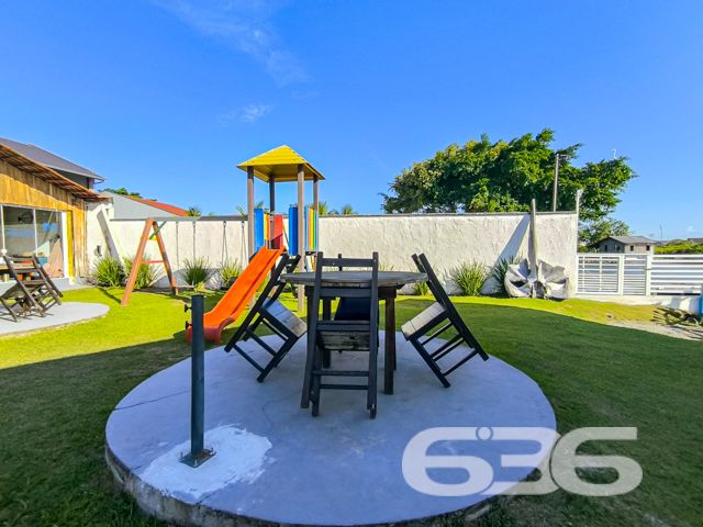 Apresentamos uma excelente oportunidade de negócio em Balneário Barra do Sul, SC, com este imóvel distinto que combina um potencial comercial extraordinário com o conforto residencial, localizado no coração do Centro. Esta propriedade não apenas oferece uma residência acolhedora e bem estruturada, mas destaca-se principalmente pelo seu vasto potencial como ponto comercial, ideal para investidores ou empreendedores à procura de um local com alta visibilidade e prontidão operacional.
Descrição Geral do Imóvel: O terreno de 1.016,37 m² abriga uma construção de 425,00 m². A propriedade inclui espaços de garagem tanto cobertos quanto descobertos, que facilitam o acesso e oferecem comodidade para clientes e residentes.
Infraestrutura Pronta para Restaurante: Equipada com uma cozinha industrial completa, esta propriedade está pronta para continuar operando como um estabelecimento gastronômico. A ampla área de atendimento ao cliente, com vistas para a lagoa, cria um ambiente convidativo e relaxante.
Píer com Atracadouro: O píer proporciona uma oportunidade única para negócios que dependem de acesso aquático, como passeios de barco ou atividades de pesca, aumentando ainda mais seu potencial comercial.
Estacionamento Espaçoso: O amplo estacionamento facilita a recepção de um grande número de clientes, essencial para qualquer operação comercial bem-sucedida.
Conforto Residencial: Além do forte apelo comercial, a propriedade oferece aconchego residencial com uma demi-suíte, um quarto adicional e uma sala com cozinha integrada, todos equipados com móveis planejados de alta qualidade.
Localização Estratégica:
O imóvel promove um ambiente tranquilo, porém, está próximo de vias principais, garantindo fácil acesso e alta visibilidade para negócios.
Potencial de Investimento: Este imóvel é uma escolha privilegiada para quem busca diversificar investimentos através da combinação de espaço comercial ativo e residencial confortável. Com todas as instalações prontas para uso imediato, oferece um retorno potencial significativo tanto na valorização do capital quanto na geração de receita operacional.
Para conhecer melhor este imóvel e explorar todo o seu potencial, convidamos os interessados a agendar uma visita. A equipe da 636 Negócios Imobiliários está pronta para fornecer todas as informações necessárias e facilitar cada etapa deste investimento. Venha descobrir como este local pode ser a chave para o sucesso e expansão de seus negócios.
636 NEGÓCIOS IMOBILIÁRIOS: A SUA MELHOR ESCOLHA
Com mais de 30 anos de experiência, a 636 Negócios Imobiliários é sua parceira ideal para encontrar o imóvel perfeito. Estamos prontos para ajudá-lo a fazer deste imóvel o seu novo lar.
Telefone: (47) 3451-0636
WhatsApp: (47) 99190-0636
Não perca esta oportunidade única. Visite nosso site para mais informações: i636.com.br