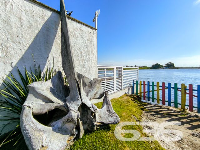 Apresentamos uma excelente oportunidade de negócio em Balneário Barra do Sul, SC, com este imóvel distinto que combina um potencial comercial extraordinário com o conforto residencial, localizado no coração do Centro. Esta propriedade não apenas oferece uma residência acolhedora e bem estruturada, mas destaca-se principalmente pelo seu vasto potencial como ponto comercial, ideal para investidores ou empreendedores à procura de um local com alta visibilidade e prontidão operacional.
Descrição Geral do Imóvel: O terreno de 1.016,37 m² abriga uma construção de 425,00 m². A propriedade inclui espaços de garagem tanto cobertos quanto descobertos, que facilitam o acesso e oferecem comodidade para clientes e residentes.
Infraestrutura Pronta para Restaurante: Equipada com uma cozinha industrial completa, esta propriedade está pronta para continuar operando como um estabelecimento gastronômico. A ampla área de atendimento ao cliente, com vistas para a lagoa, cria um ambiente convidativo e relaxante.
Píer com Atracadouro: O píer proporciona uma oportunidade única para negócios que dependem de acesso aquático, como passeios de barco ou atividades de pesca, aumentando ainda mais seu potencial comercial.
Estacionamento Espaçoso: O amplo estacionamento facilita a recepção de um grande número de clientes, essencial para qualquer operação comercial bem-sucedida.
Conforto Residencial: Além do forte apelo comercial, a propriedade oferece aconchego residencial com uma demi-suíte, um quarto adicional e uma sala com cozinha integrada, todos equipados com móveis planejados de alta qualidade.
Localização Estratégica:
O imóvel promove um ambiente tranquilo, porém, está próximo de vias principais, garantindo fácil acesso e alta visibilidade para negócios.
Potencial de Investimento: Este imóvel é uma escolha privilegiada para quem busca diversificar investimentos através da combinação de espaço comercial ativo e residencial confortável. Com todas as instalações prontas para uso imediato, oferece um retorno potencial significativo tanto na valorização do capital quanto na geração de receita operacional.
Para conhecer melhor este imóvel e explorar todo o seu potencial, convidamos os interessados a agendar uma visita. A equipe da 636 Negócios Imobiliários está pronta para fornecer todas as informações necessárias e facilitar cada etapa deste investimento. Venha descobrir como este local pode ser a chave para o sucesso e expansão de seus negócios.
636 NEGÓCIOS IMOBILIÁRIOS: A SUA MELHOR ESCOLHA
Com mais de 30 anos de experiência, a 636 Negócios Imobiliários é sua parceira ideal para encontrar o imóvel perfeito. Estamos prontos para ajudá-lo a fazer deste imóvel o seu novo lar.
Telefone: (47) 3451-0636
WhatsApp: (47) 99190-0636
Não perca esta oportunidade única. Visite nosso site para mais informações: i636.com.br