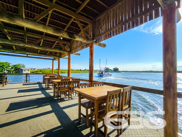 Apresentamos uma excelente oportunidade de negócio em Balneário Barra do Sul, SC, com este imóvel distinto que combina um potencial comercial extraordinário com o conforto residencial, localizado no coração do Centro. Esta propriedade não apenas oferece uma residência acolhedora e bem estruturada, mas destaca-se principalmente pelo seu vasto potencial como ponto comercial, ideal para investidores ou empreendedores à procura de um local com alta visibilidade e prontidão operacional.
Descrição Geral do Imóvel: O terreno de 1.016,37 m² abriga uma construção de 425,00 m². A propriedade inclui espaços de garagem tanto cobertos quanto descobertos, que facilitam o acesso e oferecem comodidade para clientes e residentes.
Infraestrutura Pronta para Restaurante: Equipada com uma cozinha industrial completa, esta propriedade está pronta para continuar operando como um estabelecimento gastronômico. A ampla área de atendimento ao cliente, com vistas para a lagoa, cria um ambiente convidativo e relaxante.
Píer com Atracadouro: O píer proporciona uma oportunidade única para negócios que dependem de acesso aquático, como passeios de barco ou atividades de pesca, aumentando ainda mais seu potencial comercial.
Estacionamento Espaçoso: O amplo estacionamento facilita a recepção de um grande número de clientes, essencial para qualquer operação comercial bem-sucedida.
Conforto Residencial: Além do forte apelo comercial, a propriedade oferece aconchego residencial com uma demi-suíte, um quarto adicional e uma sala com cozinha integrada, todos equipados com móveis planejados de alta qualidade.
Localização Estratégica:
O imóvel promove um ambiente tranquilo, porém, está próximo de vias principais, garantindo fácil acesso e alta visibilidade para negócios.
Potencial de Investimento: Este imóvel é uma escolha privilegiada para quem busca diversificar investimentos através da combinação de espaço comercial ativo e residencial confortável. Com todas as instalações prontas para uso imediato, oferece um retorno potencial significativo tanto na valorização do capital quanto na geração de receita operacional.
Para conhecer melhor este imóvel e explorar todo o seu potencial, convidamos os interessados a agendar uma visita. A equipe da 636 Negócios Imobiliários está pronta para fornecer todas as informações necessárias e facilitar cada etapa deste investimento. Venha descobrir como este local pode ser a chave para o sucesso e expansão de seus negócios.
636 NEGÓCIOS IMOBILIÁRIOS: A SUA MELHOR ESCOLHA
Com mais de 30 anos de experiência, a 636 Negócios Imobiliários é sua parceira ideal para encontrar o imóvel perfeito. Estamos prontos para ajudá-lo a fazer deste imóvel o seu novo lar.
Telefone: (47) 3451-0636
WhatsApp: (47) 99190-0636
Não perca esta oportunidade única. Visite nosso site para mais informações: i636.com.br