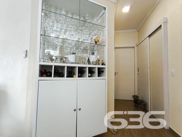Apresentamos uma excelente oportunidade de negócio em Balneário Barra do Sul, SC, com este imóvel distinto que combina um potencial comercial extraordinário com o conforto residencial, localizado no coração do Centro. Esta propriedade não apenas oferece uma residência acolhedora e bem estruturada, mas destaca-se principalmente pelo seu vasto potencial como ponto comercial, ideal para investidores ou empreendedores à procura de um local com alta visibilidade e prontidão operacional.
Descrição Geral do Imóvel: O terreno de 1.016,37 m² abriga uma construção de 425,00 m². A propriedade inclui espaços de garagem tanto cobertos quanto descobertos, que facilitam o acesso e oferecem comodidade para clientes e residentes.
Infraestrutura Pronta para Restaurante: Equipada com uma cozinha industrial completa, esta propriedade está pronta para continuar operando como um estabelecimento gastronômico. A ampla área de atendimento ao cliente, com vistas para a lagoa, cria um ambiente convidativo e relaxante.
Píer com Atracadouro: O píer proporciona uma oportunidade única para negócios que dependem de acesso aquático, como passeios de barco ou atividades de pesca, aumentando ainda mais seu potencial comercial.
Estacionamento Espaçoso: O amplo estacionamento facilita a recepção de um grande número de clientes, essencial para qualquer operação comercial bem-sucedida.
Conforto Residencial: Além do forte apelo comercial, a propriedade oferece aconchego residencial com uma demi-suíte, um quarto adicional e uma sala com cozinha integrada, todos equipados com móveis planejados de alta qualidade.
Localização Estratégica:
O imóvel promove um ambiente tranquilo, porém, está próximo de vias principais, garantindo fácil acesso e alta visibilidade para negócios.
Potencial de Investimento: Este imóvel é uma escolha privilegiada para quem busca diversificar investimentos através da combinação de espaço comercial ativo e residencial confortável. Com todas as instalações prontas para uso imediato, oferece um retorno potencial significativo tanto na valorização do capital quanto na geração de receita operacional.
Para conhecer melhor este imóvel e explorar todo o seu potencial, convidamos os interessados a agendar uma visita. A equipe da 636 Negócios Imobiliários está pronta para fornecer todas as informações necessárias e facilitar cada etapa deste investimento. Venha descobrir como este local pode ser a chave para o sucesso e expansão de seus negócios.
636 NEGÓCIOS IMOBILIÁRIOS: A SUA MELHOR ESCOLHA
Com mais de 30 anos de experiência, a 636 Negócios Imobiliários é sua parceira ideal para encontrar o imóvel perfeito. Estamos prontos para ajudá-lo a fazer deste imóvel o seu novo lar.
Telefone: (47) 3451-0636
WhatsApp: (47) 99190-0636
Não perca esta oportunidade única. Visite nosso site para mais informações: i636.com.br