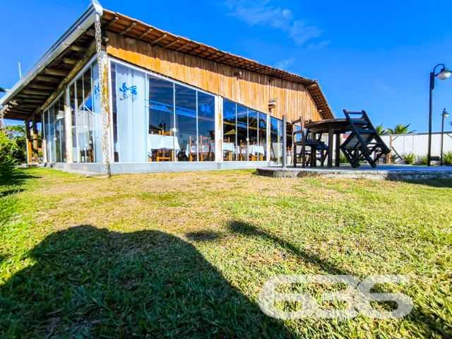 Apresentamos uma excelente oportunidade de negócio em Balneário Barra do Sul, SC, com este imóvel distinto que combina um potencial comercial extraordinário com o conforto residencial, localizado no coração do Centro. Esta propriedade não apenas oferece uma residência acolhedora e bem estruturada, mas destaca-se principalmente pelo seu vasto potencial como ponto comercial, ideal para investidores ou empreendedores à procura de um local com alta visibilidade e prontidão operacional.
Descrição Geral do Imóvel: O terreno de 1.016,37 m² abriga uma construção de 425,00 m². A propriedade inclui espaços de garagem tanto cobertos quanto descobertos, que facilitam o acesso e oferecem comodidade para clientes e residentes.
Infraestrutura Pronta para Restaurante: Equipada com uma cozinha industrial completa, esta propriedade está pronta para continuar operando como um estabelecimento gastronômico. A ampla área de atendimento ao cliente, com vistas para a lagoa, cria um ambiente convidativo e relaxante.
Píer com Atracadouro: O píer proporciona uma oportunidade única para negócios que dependem de acesso aquático, como passeios de barco ou atividades de pesca, aumentando ainda mais seu potencial comercial.
Estacionamento Espaçoso: O amplo estacionamento facilita a recepção de um grande número de clientes, essencial para qualquer operação comercial bem-sucedida.
Conforto Residencial: Além do forte apelo comercial, a propriedade oferece aconchego residencial com uma demi-suíte, um quarto adicional e uma sala com cozinha integrada, todos equipados com móveis planejados de alta qualidade.
Localização Estratégica:
O imóvel promove um ambiente tranquilo, porém, está próximo de vias principais, garantindo fácil acesso e alta visibilidade para negócios.
Potencial de Investimento: Este imóvel é uma escolha privilegiada para quem busca diversificar investimentos através da combinação de espaço comercial ativo e residencial confortável. Com todas as instalações prontas para uso imediato, oferece um retorno potencial significativo tanto na valorização do capital quanto na geração de receita operacional.
Para conhecer melhor este imóvel e explorar todo o seu potencial, convidamos os interessados a agendar uma visita. A equipe da 636 Negócios Imobiliários está pronta para fornecer todas as informações necessárias e facilitar cada etapa deste investimento. Venha descobrir como este local pode ser a chave para o sucesso e expansão de seus negócios.
636 NEGÓCIOS IMOBILIÁRIOS: A SUA MELHOR ESCOLHA
Com mais de 30 anos de experiência, a 636 Negócios Imobiliários é sua parceira ideal para encontrar o imóvel perfeito. Estamos prontos para ajudá-lo a fazer deste imóvel o seu novo lar.
Telefone: (47) 3451-0636
WhatsApp: (47) 99190-0636
Não perca esta oportunidade única. Visite nosso site para mais informações: i636.com.br
