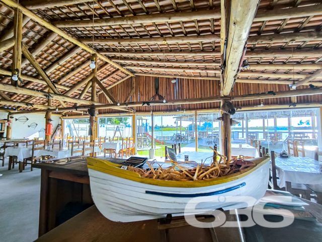 Apresentamos uma excelente oportunidade de negócio em Balneário Barra do Sul, SC, com este imóvel distinto que combina um potencial comercial extraordinário com o conforto residencial, localizado no coração do Centro. Esta propriedade não apenas oferece uma residência acolhedora e bem estruturada, mas destaca-se principalmente pelo seu vasto potencial como ponto comercial, ideal para investidores ou empreendedores à procura de um local com alta visibilidade e prontidão operacional.
Descrição Geral do Imóvel: O terreno de 1.016,37 m² abriga uma construção de 425,00 m². A propriedade inclui espaços de garagem tanto cobertos quanto descobertos, que facilitam o acesso e oferecem comodidade para clientes e residentes.
Infraestrutura Pronta para Restaurante: Equipada com uma cozinha industrial completa, esta propriedade está pronta para continuar operando como um estabelecimento gastronômico. A ampla área de atendimento ao cliente, com vistas para a lagoa, cria um ambiente convidativo e relaxante.
Píer com Atracadouro: O píer proporciona uma oportunidade única para negócios que dependem de acesso aquático, como passeios de barco ou atividades de pesca, aumentando ainda mais seu potencial comercial.
Estacionamento Espaçoso: O amplo estacionamento facilita a recepção de um grande número de clientes, essencial para qualquer operação comercial bem-sucedida.
Conforto Residencial: Além do forte apelo comercial, a propriedade oferece aconchego residencial com uma demi-suíte, um quarto adicional e uma sala com cozinha integrada, todos equipados com móveis planejados de alta qualidade.
Localização Estratégica:
O imóvel promove um ambiente tranquilo, porém, está próximo de vias principais, garantindo fácil acesso e alta visibilidade para negócios.
Potencial de Investimento: Este imóvel é uma escolha privilegiada para quem busca diversificar investimentos através da combinação de espaço comercial ativo e residencial confortável. Com todas as instalações prontas para uso imediato, oferece um retorno potencial significativo tanto na valorização do capital quanto na geração de receita operacional.
Para conhecer melhor este imóvel e explorar todo o seu potencial, convidamos os interessados a agendar uma visita. A equipe da 636 Negócios Imobiliários está pronta para fornecer todas as informações necessárias e facilitar cada etapa deste investimento. Venha descobrir como este local pode ser a chave para o sucesso e expansão de seus negócios.
636 NEGÓCIOS IMOBILIÁRIOS: A SUA MELHOR ESCOLHA
Com mais de 30 anos de experiência, a 636 Negócios Imobiliários é sua parceira ideal para encontrar o imóvel perfeito. Estamos prontos para ajudá-lo a fazer deste imóvel o seu novo lar.
Telefone: (47) 3451-0636
WhatsApp: (47) 99190-0636
Não perca esta oportunidade única. Visite nosso site para mais informações: i636.com.br