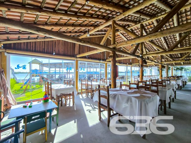Apresentamos uma excelente oportunidade de negócio em Balneário Barra do Sul, SC, com este imóvel distinto que combina um potencial comercial extraordinário com o conforto residencial, localizado no coração do Centro. Esta propriedade não apenas oferece uma residência acolhedora e bem estruturada, mas destaca-se principalmente pelo seu vasto potencial como ponto comercial, ideal para investidores ou empreendedores à procura de um local com alta visibilidade e prontidão operacional.
Descrição Geral do Imóvel: O terreno de 1.016,37 m² abriga uma construção de 425,00 m². A propriedade inclui espaços de garagem tanto cobertos quanto descobertos, que facilitam o acesso e oferecem comodidade para clientes e residentes.
Infraestrutura Pronta para Restaurante: Equipada com uma cozinha industrial completa, esta propriedade está pronta para continuar operando como um estabelecimento gastronômico. A ampla área de atendimento ao cliente, com vistas para a lagoa, cria um ambiente convidativo e relaxante.
Píer com Atracadouro: O píer proporciona uma oportunidade única para negócios que dependem de acesso aquático, como passeios de barco ou atividades de pesca, aumentando ainda mais seu potencial comercial.
Estacionamento Espaçoso: O amplo estacionamento facilita a recepção de um grande número de clientes, essencial para qualquer operação comercial bem-sucedida.
Conforto Residencial: Além do forte apelo comercial, a propriedade oferece aconchego residencial com uma demi-suíte, um quarto adicional e uma sala com cozinha integrada, todos equipados com móveis planejados de alta qualidade.
Localização Estratégica:
O imóvel promove um ambiente tranquilo, porém, está próximo de vias principais, garantindo fácil acesso e alta visibilidade para negócios.
Potencial de Investimento: Este imóvel é uma escolha privilegiada para quem busca diversificar investimentos através da combinação de espaço comercial ativo e residencial confortável. Com todas as instalações prontas para uso imediato, oferece um retorno potencial significativo tanto na valorização do capital quanto na geração de receita operacional.
Para conhecer melhor este imóvel e explorar todo o seu potencial, convidamos os interessados a agendar uma visita. A equipe da 636 Negócios Imobiliários está pronta para fornecer todas as informações necessárias e facilitar cada etapa deste investimento. Venha descobrir como este local pode ser a chave para o sucesso e expansão de seus negócios.
636 NEGÓCIOS IMOBILIÁRIOS: A SUA MELHOR ESCOLHA
Com mais de 30 anos de experiência, a 636 Negócios Imobiliários é sua parceira ideal para encontrar o imóvel perfeito. Estamos prontos para ajudá-lo a fazer deste imóvel o seu novo lar.
Telefone: (47) 3451-0636
WhatsApp: (47) 99190-0636
Não perca esta oportunidade única. Visite nosso site para mais informações: i636.com.br