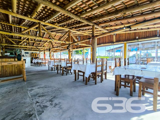 Apresentamos uma excelente oportunidade de negócio em Balneário Barra do Sul, SC, com este imóvel distinto que combina um potencial comercial extraordinário com o conforto residencial, localizado no coração do Centro. Esta propriedade não apenas oferece uma residência acolhedora e bem estruturada, mas destaca-se principalmente pelo seu vasto potencial como ponto comercial, ideal para investidores ou empreendedores à procura de um local com alta visibilidade e prontidão operacional.
Descrição Geral do Imóvel: O terreno de 1.016,37 m² abriga uma construção de 425,00 m². A propriedade inclui espaços de garagem tanto cobertos quanto descobertos, que facilitam o acesso e oferecem comodidade para clientes e residentes.
Infraestrutura Pronta para Restaurante: Equipada com uma cozinha industrial completa, esta propriedade está pronta para continuar operando como um estabelecimento gastronômico. A ampla área de atendimento ao cliente, com vistas para a lagoa, cria um ambiente convidativo e relaxante.
Píer com Atracadouro: O píer proporciona uma oportunidade única para negócios que dependem de acesso aquático, como passeios de barco ou atividades de pesca, aumentando ainda mais seu potencial comercial.
Estacionamento Espaçoso: O amplo estacionamento facilita a recepção de um grande número de clientes, essencial para qualquer operação comercial bem-sucedida.
Conforto Residencial: Além do forte apelo comercial, a propriedade oferece aconchego residencial com uma demi-suíte, um quarto adicional e uma sala com cozinha integrada, todos equipados com móveis planejados de alta qualidade.
Localização Estratégica:
O imóvel promove um ambiente tranquilo, porém, está próximo de vias principais, garantindo fácil acesso e alta visibilidade para negócios.
Potencial de Investimento: Este imóvel é uma escolha privilegiada para quem busca diversificar investimentos através da combinação de espaço comercial ativo e residencial confortável. Com todas as instalações prontas para uso imediato, oferece um retorno potencial significativo tanto na valorização do capital quanto na geração de receita operacional.
Para conhecer melhor este imóvel e explorar todo o seu potencial, convidamos os interessados a agendar uma visita. A equipe da 636 Negócios Imobiliários está pronta para fornecer todas as informações necessárias e facilitar cada etapa deste investimento. Venha descobrir como este local pode ser a chave para o sucesso e expansão de seus negócios.
636 NEGÓCIOS IMOBILIÁRIOS: A SUA MELHOR ESCOLHA
Com mais de 30 anos de experiência, a 636 Negócios Imobiliários é sua parceira ideal para encontrar o imóvel perfeito. Estamos prontos para ajudá-lo a fazer deste imóvel o seu novo lar.
Telefone: (47) 3451-0636
WhatsApp: (47) 99190-0636
Não perca esta oportunidade única. Visite nosso site para mais informações: i636.com.br