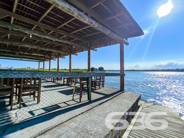 Apresentamos uma excelente oportunidade de negócio em Balneário Barra do Sul, SC, com este imóvel distinto que combina um potencial comercial extraordinário com o conforto residencial, localizado no coração do Centro. Esta propriedade não apenas oferece uma residência acolhedora e bem estruturada, mas destaca-se principalmente pelo seu vasto potencial como ponto comercial, ideal para investidores ou empreendedores à procura de um local com alta visibilidade e prontidão operacional.
Descrição Geral do Imóvel: O terreno de 1.016,37 m² abriga uma construção de 425,00 m². A propriedade inclui espaços de garagem tanto cobertos quanto descobertos, que facilitam o acesso e oferecem comodidade para clientes e residentes.
Infraestrutura Pronta para Restaurante: Equipada com uma cozinha industrial completa, esta propriedade está pronta para continuar operando como um estabelecimento gastronômico. A ampla área de atendimento ao cliente, com vistas para a lagoa, cria um ambiente convidativo e relaxante.
Píer com Atracadouro: O píer proporciona uma oportunidade única para negócios que dependem de acesso aquático, como passeios de barco ou atividades de pesca, aumentando ainda mais seu potencial comercial.
Estacionamento Espaçoso: O amplo estacionamento facilita a recepção de um grande número de clientes, essencial para qualquer operação comercial bem-sucedida.
Conforto Residencial: Além do forte apelo comercial, a propriedade oferece aconchego residencial com uma demi-suíte, um quarto adicional e uma sala com cozinha integrada, todos equipados com móveis planejados de alta qualidade.
Localização Estratégica:
O imóvel promove um ambiente tranquilo, porém, está próximo de vias principais, garantindo fácil acesso e alta visibilidade para negócios.
Potencial de Investimento: Este imóvel é uma escolha privilegiada para quem busca diversificar investimentos através da combinação de espaço comercial ativo e residencial confortável. Com todas as instalações prontas para uso imediato, oferece um retorno potencial significativo tanto na valorização do capital quanto na geração de receita operacional.
Para conhecer melhor este imóvel e explorar todo o seu potencial, convidamos os interessados a agendar uma visita. A equipe da 636 Negócios Imobiliários está pronta para fornecer todas as informações necessárias e facilitar cada etapa deste investimento. Venha descobrir como este local pode ser a chave para o sucesso e expansão de seus negócios.
636 NEGÓCIOS IMOBILIÁRIOS: A SUA MELHOR ESCOLHA
Com mais de 30 anos de experiência, a 636 Negócios Imobiliários é sua parceira ideal para encontrar o imóvel perfeito. Estamos prontos para ajudá-lo a fazer deste imóvel o seu novo lar.
Telefone: (47) 3451-0636
WhatsApp: (47) 99190-0636
Não perca esta oportunidade única. Visite nosso site para mais informações: i636.com.br