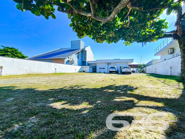 Apresentamos uma excelente oportunidade de negócio em Balneário Barra do Sul, SC, com este imóvel distinto que combina um potencial comercial extraordinário com o conforto residencial, localizado no coração do Centro. Esta propriedade não apenas oferece uma residência acolhedora e bem estruturada, mas destaca-se principalmente pelo seu vasto potencial como ponto comercial, ideal para investidores ou empreendedores à procura de um local com alta visibilidade e prontidão operacional.
Descrição Geral do Imóvel: O terreno de 1.016,37 m² abriga uma construção de 425,00 m². A propriedade inclui espaços de garagem tanto cobertos quanto descobertos, que facilitam o acesso e oferecem comodidade para clientes e residentes.
Infraestrutura Pronta para Restaurante: Equipada com uma cozinha industrial completa, esta propriedade está pronta para continuar operando como um estabelecimento gastronômico. A ampla área de atendimento ao cliente, com vistas para a lagoa, cria um ambiente convidativo e relaxante.
Píer com Atracadouro: O píer proporciona uma oportunidade única para negócios que dependem de acesso aquático, como passeios de barco ou atividades de pesca, aumentando ainda mais seu potencial comercial.
Estacionamento Espaçoso: O amplo estacionamento facilita a recepção de um grande número de clientes, essencial para qualquer operação comercial bem-sucedida.
Conforto Residencial: Além do forte apelo comercial, a propriedade oferece aconchego residencial com uma demi-suíte, um quarto adicional e uma sala com cozinha integrada, todos equipados com móveis planejados de alta qualidade.
Localização Estratégica:
O imóvel promove um ambiente tranquilo, porém, está próximo de vias principais, garantindo fácil acesso e alta visibilidade para negócios.
Potencial de Investimento: Este imóvel é uma escolha privilegiada para quem busca diversificar investimentos através da combinação de espaço comercial ativo e residencial confortável. Com todas as instalações prontas para uso imediato, oferece um retorno potencial significativo tanto na valorização do capital quanto na geração de receita operacional.
Para conhecer melhor este imóvel e explorar todo o seu potencial, convidamos os interessados a agendar uma visita. A equipe da 636 Negócios Imobiliários está pronta para fornecer todas as informações necessárias e facilitar cada etapa deste investimento. Venha descobrir como este local pode ser a chave para o sucesso e expansão de seus negócios.
636 NEGÓCIOS IMOBILIÁRIOS: A SUA MELHOR ESCOLHA
Com mais de 30 anos de experiência, a 636 Negócios Imobiliários é sua parceira ideal para encontrar o imóvel perfeito. Estamos prontos para ajudá-lo a fazer deste imóvel o seu novo lar.
Telefone: (47) 3451-0636
WhatsApp: (47) 99190-0636
Não perca esta oportunidade única. Visite nosso site para mais informações: i636.com.br