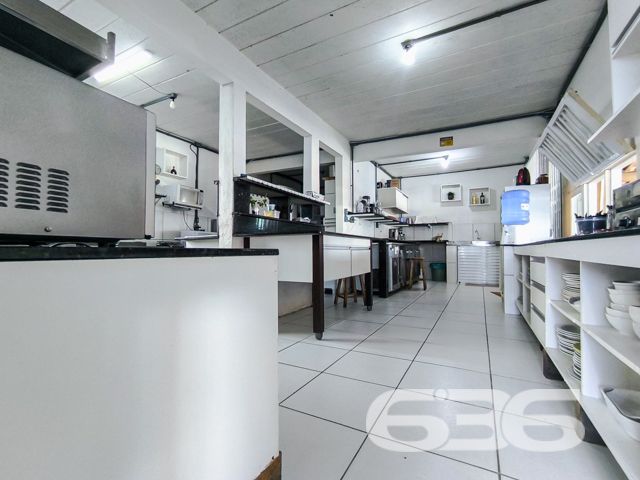 Apresentamos uma excelente oportunidade de negócio em Balneário Barra do Sul, SC, com este imóvel distinto que combina um potencial comercial extraordinário com o conforto residencial, localizado no coração do Centro. Esta propriedade não apenas oferece uma residência acolhedora e bem estruturada, mas destaca-se principalmente pelo seu vasto potencial como ponto comercial, ideal para investidores ou empreendedores à procura de um local com alta visibilidade e prontidão operacional.
Descrição Geral do Imóvel: O terreno de 1.016,37 m² abriga uma construção de 425,00 m². A propriedade inclui espaços de garagem tanto cobertos quanto descobertos, que facilitam o acesso e oferecem comodidade para clientes e residentes.
Infraestrutura Pronta para Restaurante: Equipada com uma cozinha industrial completa, esta propriedade está pronta para continuar operando como um estabelecimento gastronômico. A ampla área de atendimento ao cliente, com vistas para a lagoa, cria um ambiente convidativo e relaxante.
Píer com Atracadouro: O píer proporciona uma oportunidade única para negócios que dependem de acesso aquático, como passeios de barco ou atividades de pesca, aumentando ainda mais seu potencial comercial.
Estacionamento Espaçoso: O amplo estacionamento facilita a recepção de um grande número de clientes, essencial para qualquer operação comercial bem-sucedida.
Conforto Residencial: Além do forte apelo comercial, a propriedade oferece aconchego residencial com uma demi-suíte, um quarto adicional e uma sala com cozinha integrada, todos equipados com móveis planejados de alta qualidade.
Localização Estratégica:
O imóvel promove um ambiente tranquilo, porém, está próximo de vias principais, garantindo fácil acesso e alta visibilidade para negócios.
Potencial de Investimento: Este imóvel é uma escolha privilegiada para quem busca diversificar investimentos através da combinação de espaço comercial ativo e residencial confortável. Com todas as instalações prontas para uso imediato, oferece um retorno potencial significativo tanto na valorização do capital quanto na geração de receita operacional.
Para conhecer melhor este imóvel e explorar todo o seu potencial, convidamos os interessados a agendar uma visita. A equipe da 636 Negócios Imobiliários está pronta para fornecer todas as informações necessárias e facilitar cada etapa deste investimento. Venha descobrir como este local pode ser a chave para o sucesso e expansão de seus negócios.
636 NEGÓCIOS IMOBILIÁRIOS: A SUA MELHOR ESCOLHA
Com mais de 30 anos de experiência, a 636 Negócios Imobiliários é sua parceira ideal para encontrar o imóvel perfeito. Estamos prontos para ajudá-lo a fazer deste imóvel o seu novo lar.
Telefone: (47) 3451-0636
WhatsApp: (47) 99190-0636
Não perca esta oportunidade única. Visite nosso site para mais informações: i636.com.br