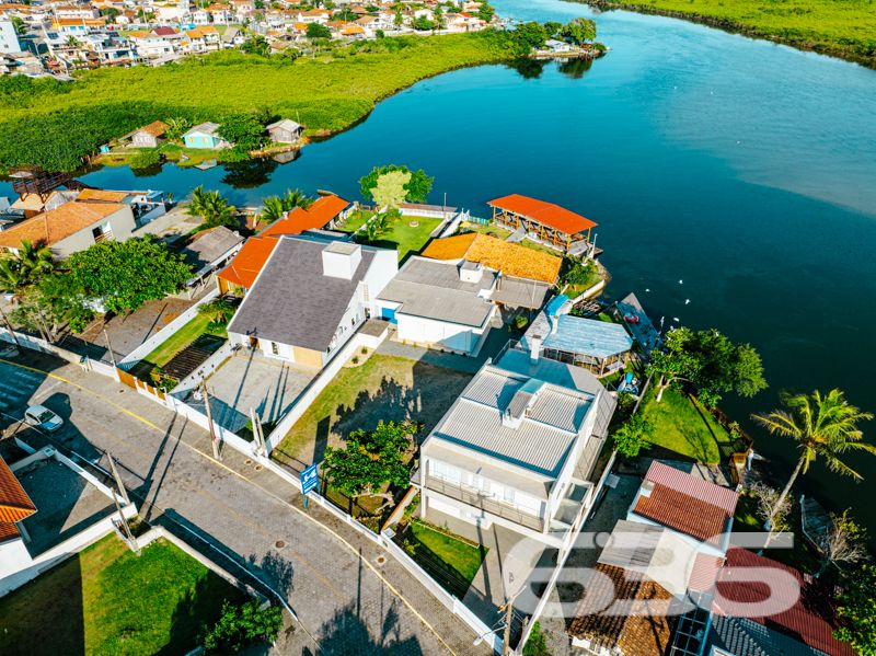 Apresentamos uma excelente oportunidade de negócio em Balneário Barra do Sul, SC, com este imóvel distinto que combina um potencial comercial extraordinário com o conforto residencial, localizado no coração do Centro. Esta propriedade não apenas oferece uma residência acolhedora e bem estruturada, mas destaca-se principalmente pelo seu vasto potencial como ponto comercial, ideal para investidores ou empreendedores à procura de um local com alta visibilidade e prontidão operacional.
Descrição Geral do Imóvel: O terreno de 1.016,37 m² abriga uma construção de 425,00 m². A propriedade inclui espaços de garagem tanto cobertos quanto descobertos, que facilitam o acesso e oferecem comodidade para clientes e residentes.
Infraestrutura Pronta para Restaurante: Equipada com uma cozinha industrial completa, esta propriedade está pronta para continuar operando como um estabelecimento gastronômico. A ampla área de atendimento ao cliente, com vistas para a lagoa, cria um ambiente convidativo e relaxante.
Píer com Atracadouro: O píer proporciona uma oportunidade única para negócios que dependem de acesso aquático, como passeios de barco ou atividades de pesca, aumentando ainda mais seu potencial comercial.
Estacionamento Espaçoso: O amplo estacionamento facilita a recepção de um grande número de clientes, essencial para qualquer operação comercial bem-sucedida.
Conforto Residencial: Além do forte apelo comercial, a propriedade oferece aconchego residencial com uma demi-suíte, um quarto adicional e uma sala com cozinha integrada, todos equipados com móveis planejados de alta qualidade.
Localização Estratégica:
O imóvel promove um ambiente tranquilo, porém, está próximo de vias principais, garantindo fácil acesso e alta visibilidade para negócios.
Potencial de Investimento: Este imóvel é uma escolha privilegiada para quem busca diversificar investimentos através da combinação de espaço comercial ativo e residencial confortável. Com todas as instalações prontas para uso imediato, oferece um retorno potencial significativo tanto na valorização do capital quanto na geração de receita operacional.
Para conhecer melhor este imóvel e explorar todo o seu potencial, convidamos os interessados a agendar uma visita. A equipe da 636 Negócios Imobiliários está pronta para fornecer todas as informações necessárias e facilitar cada etapa deste investimento. Venha descobrir como este local pode ser a chave para o sucesso e expansão de seus negócios.
636 NEGÓCIOS IMOBILIÁRIOS: A SUA MELHOR ESCOLHA
Com mais de 30 anos de experiência, a 636 Negócios Imobiliários é sua parceira ideal para encontrar o imóvel perfeito. Estamos prontos para ajudá-lo a fazer deste imóvel o seu novo lar.
Telefone: (47) 3451-0636
WhatsApp: (47) 99190-0636
Não perca esta oportunidade única. Visite nosso site para mais informações: i636.com.br