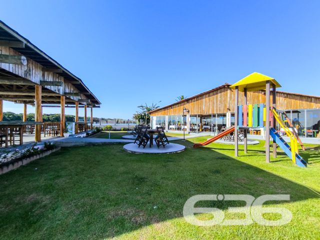 Apresentamos uma excelente oportunidade de negócio em Balneário Barra do Sul, SC, com este imóvel distinto que combina um potencial comercial extraordinário com o conforto residencial, localizado no coração do Centro. Esta propriedade não apenas oferece uma residência acolhedora e bem estruturada, mas destaca-se principalmente pelo seu vasto potencial como ponto comercial, ideal para investidores ou empreendedores à procura de um local com alta visibilidade e prontidão operacional.
Descrição Geral do Imóvel: O terreno de 1.016,37 m² abriga uma construção de 425,00 m². A propriedade inclui espaços de garagem tanto cobertos quanto descobertos, que facilitam o acesso e oferecem comodidade para clientes e residentes.
Infraestrutura Pronta para Restaurante: Equipada com uma cozinha industrial completa, esta propriedade está pronta para continuar operando como um estabelecimento gastronômico. A ampla área de atendimento ao cliente, com vistas para a lagoa, cria um ambiente convidativo e relaxante.
Píer com Atracadouro: O píer proporciona uma oportunidade única para negócios que dependem de acesso aquático, como passeios de barco ou atividades de pesca, aumentando ainda mais seu potencial comercial.
Estacionamento Espaçoso: O amplo estacionamento facilita a recepção de um grande número de clientes, essencial para qualquer operação comercial bem-sucedida.
Conforto Residencial: Além do forte apelo comercial, a propriedade oferece aconchego residencial com uma demi-suíte, um quarto adicional e uma sala com cozinha integrada, todos equipados com móveis planejados de alta qualidade.
Localização Estratégica:
O imóvel promove um ambiente tranquilo, porém, está próximo de vias principais, garantindo fácil acesso e alta visibilidade para negócios.
Potencial de Investimento: Este imóvel é uma escolha privilegiada para quem busca diversificar investimentos através da combinação de espaço comercial ativo e residencial confortável. Com todas as instalações prontas para uso imediato, oferece um retorno potencial significativo tanto na valorização do capital quanto na geração de receita operacional.
Para conhecer melhor este imóvel e explorar todo o seu potencial, convidamos os interessados a agendar uma visita. A equipe da 636 Negócios Imobiliários está pronta para fornecer todas as informações necessárias e facilitar cada etapa deste investimento. Venha descobrir como este local pode ser a chave para o sucesso e expansão de seus negócios.
636 NEGÓCIOS IMOBILIÁRIOS: A SUA MELHOR ESCOLHA
Com mais de 30 anos de experiência, a 636 Negócios Imobiliários é sua parceira ideal para encontrar o imóvel perfeito. Estamos prontos para ajudá-lo a fazer deste imóvel o seu novo lar.
Telefone: (47) 3451-0636
WhatsApp: (47) 99190-0636
Não perca esta oportunidade única. Visite nosso site para mais informações: i636.com.br