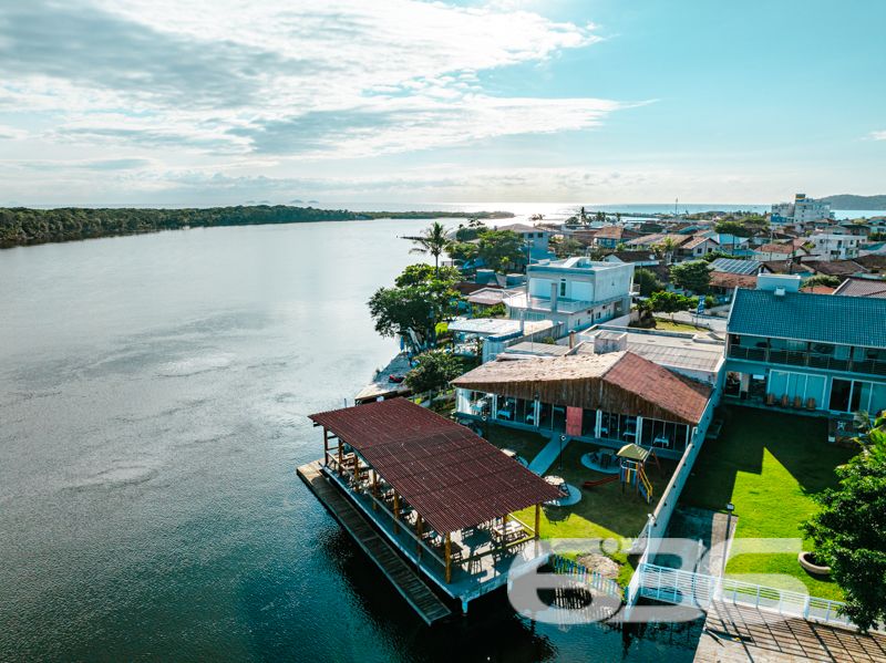 Apresentamos uma excelente oportunidade de negócio em Balneário Barra do Sul, SC, com este imóvel distinto que combina um potencial comercial extraordinário com o conforto residencial, localizado no coração do Centro. Esta propriedade não apenas oferece uma residência acolhedora e bem estruturada, mas destaca-se principalmente pelo seu vasto potencial como ponto comercial, ideal para investidores ou empreendedores à procura de um local com alta visibilidade e prontidão operacional.
Descrição Geral do Imóvel: O terreno de 1.016,37 m² abriga uma construção de 425,00 m². A propriedade inclui espaços de garagem tanto cobertos quanto descobertos, que facilitam o acesso e oferecem comodidade para clientes e residentes.
Infraestrutura Pronta para Restaurante: Equipada com uma cozinha industrial completa, esta propriedade está pronta para continuar operando como um estabelecimento gastronômico. A ampla área de atendimento ao cliente, com vistas para a lagoa, cria um ambiente convidativo e relaxante.
Píer com Atracadouro: O píer proporciona uma oportunidade única para negócios que dependem de acesso aquático, como passeios de barco ou atividades de pesca, aumentando ainda mais seu potencial comercial.
Estacionamento Espaçoso: O amplo estacionamento facilita a recepção de um grande número de clientes, essencial para qualquer operação comercial bem-sucedida.
Conforto Residencial: Além do forte apelo comercial, a propriedade oferece aconchego residencial com uma demi-suíte, um quarto adicional e uma sala com cozinha integrada, todos equipados com móveis planejados de alta qualidade.
Localização Estratégica:
O imóvel promove um ambiente tranquilo, porém, está próximo de vias principais, garantindo fácil acesso e alta visibilidade para negócios.
Potencial de Investimento: Este imóvel é uma escolha privilegiada para quem busca diversificar investimentos através da combinação de espaço comercial ativo e residencial confortável. Com todas as instalações prontas para uso imediato, oferece um retorno potencial significativo tanto na valorização do capital quanto na geração de receita operacional.
Para conhecer melhor este imóvel e explorar todo o seu potencial, convidamos os interessados a agendar uma visita. A equipe da 636 Negócios Imobiliários está pronta para fornecer todas as informações necessárias e facilitar cada etapa deste investimento. Venha descobrir como este local pode ser a chave para o sucesso e expansão de seus negócios.
636 NEGÓCIOS IMOBILIÁRIOS: A SUA MELHOR ESCOLHA
Com mais de 30 anos de experiência, a 636 Negócios Imobiliários é sua parceira ideal para encontrar o imóvel perfeito. Estamos prontos para ajudá-lo a fazer deste imóvel o seu novo lar.
Telefone: (47) 3451-0636
WhatsApp: (47) 99190-0636
Não perca esta oportunidade única. Visite nosso site para mais informações: i636.com.br