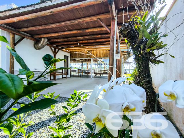 Apresentamos uma excelente oportunidade de negócio em Balneário Barra do Sul, SC, com este imóvel distinto que combina um potencial comercial extraordinário com o conforto residencial, localizado no coração do Centro. Esta propriedade não apenas oferece uma residência acolhedora e bem estruturada, mas destaca-se principalmente pelo seu vasto potencial como ponto comercial, ideal para investidores ou empreendedores à procura de um local com alta visibilidade e prontidão operacional.
Descrição Geral do Imóvel: O terreno de 1.016,37 m² abriga uma construção de 425,00 m². A propriedade inclui espaços de garagem tanto cobertos quanto descobertos, que facilitam o acesso e oferecem comodidade para clientes e residentes.
Infraestrutura Pronta para Restaurante: Equipada com uma cozinha industrial completa, esta propriedade está pronta para continuar operando como um estabelecimento gastronômico. A ampla área de atendimento ao cliente, com vistas para a lagoa, cria um ambiente convidativo e relaxante.
Píer com Atracadouro: O píer proporciona uma oportunidade única para negócios que dependem de acesso aquático, como passeios de barco ou atividades de pesca, aumentando ainda mais seu potencial comercial.
Estacionamento Espaçoso: O amplo estacionamento facilita a recepção de um grande número de clientes, essencial para qualquer operação comercial bem-sucedida.
Conforto Residencial: Além do forte apelo comercial, a propriedade oferece aconchego residencial com uma demi-suíte, um quarto adicional e uma sala com cozinha integrada, todos equipados com móveis planejados de alta qualidade.
Localização Estratégica:
O imóvel promove um ambiente tranquilo, porém, está próximo de vias principais, garantindo fácil acesso e alta visibilidade para negócios.
Potencial de Investimento: Este imóvel é uma escolha privilegiada para quem busca diversificar investimentos através da combinação de espaço comercial ativo e residencial confortável. Com todas as instalações prontas para uso imediato, oferece um retorno potencial significativo tanto na valorização do capital quanto na geração de receita operacional.
Para conhecer melhor este imóvel e explorar todo o seu potencial, convidamos os interessados a agendar uma visita. A equipe da 636 Negócios Imobiliários está pronta para fornecer todas as informações necessárias e facilitar cada etapa deste investimento. Venha descobrir como este local pode ser a chave para o sucesso e expansão de seus negócios.
636 NEGÓCIOS IMOBILIÁRIOS: A SUA MELHOR ESCOLHA
Com mais de 30 anos de experiência, a 636 Negócios Imobiliários é sua parceira ideal para encontrar o imóvel perfeito. Estamos prontos para ajudá-lo a fazer deste imóvel o seu novo lar.
Telefone: (47) 3451-0636
WhatsApp: (47) 99190-0636
Não perca esta oportunidade única. Visite nosso site para mais informações: i636.com.br