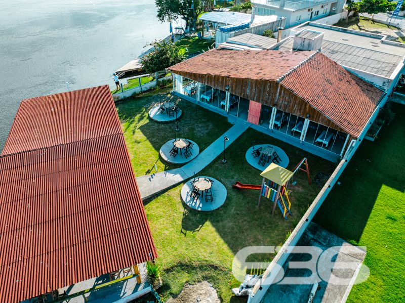 Apresentamos uma excelente oportunidade de negócio em Balneário Barra do Sul, SC, com este imóvel distinto que combina um potencial comercial extraordinário com o conforto residencial, localizado no coração do Centro. Esta propriedade não apenas oferece uma residência acolhedora e bem estruturada, mas destaca-se principalmente pelo seu vasto potencial como ponto comercial, ideal para investidores ou empreendedores à procura de um local com alta visibilidade e prontidão operacional.
Descrição Geral do Imóvel: O terreno de 1.016,37 m² abriga uma construção de 425,00 m². A propriedade inclui espaços de garagem tanto cobertos quanto descobertos, que facilitam o acesso e oferecem comodidade para clientes e residentes.
Infraestrutura Pronta para Restaurante: Equipada com uma cozinha industrial completa, esta propriedade está pronta para continuar operando como um estabelecimento gastronômico. A ampla área de atendimento ao cliente, com vistas para a lagoa, cria um ambiente convidativo e relaxante.
Píer com Atracadouro: O píer proporciona uma oportunidade única para negócios que dependem de acesso aquático, como passeios de barco ou atividades de pesca, aumentando ainda mais seu potencial comercial.
Estacionamento Espaçoso: O amplo estacionamento facilita a recepção de um grande número de clientes, essencial para qualquer operação comercial bem-sucedida.
Conforto Residencial: Além do forte apelo comercial, a propriedade oferece aconchego residencial com uma demi-suíte, um quarto adicional e uma sala com cozinha integrada, todos equipados com móveis planejados de alta qualidade.
Localização Estratégica:
O imóvel promove um ambiente tranquilo, porém, está próximo de vias principais, garantindo fácil acesso e alta visibilidade para negócios.
Potencial de Investimento: Este imóvel é uma escolha privilegiada para quem busca diversificar investimentos através da combinação de espaço comercial ativo e residencial confortável. Com todas as instalações prontas para uso imediato, oferece um retorno potencial significativo tanto na valorização do capital quanto na geração de receita operacional.
Para conhecer melhor este imóvel e explorar todo o seu potencial, convidamos os interessados a agendar uma visita. A equipe da 636 Negócios Imobiliários está pronta para fornecer todas as informações necessárias e facilitar cada etapa deste investimento. Venha descobrir como este local pode ser a chave para o sucesso e expansão de seus negócios.
636 NEGÓCIOS IMOBILIÁRIOS: A SUA MELHOR ESCOLHA
Com mais de 30 anos de experiência, a 636 Negócios Imobiliários é sua parceira ideal para encontrar o imóvel perfeito. Estamos prontos para ajudá-lo a fazer deste imóvel o seu novo lar.
Telefone: (47) 3451-0636
WhatsApp: (47) 99190-0636
Não perca esta oportunidade única. Visite nosso site para mais informações: i636.com.br