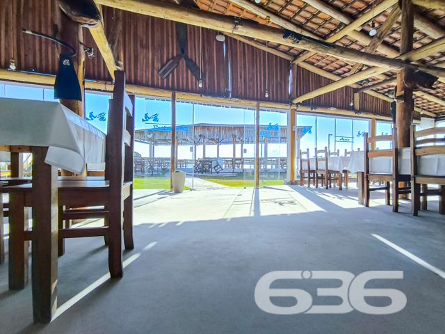 Apresentamos uma excelente oportunidade de negócio em Balneário Barra do Sul, SC, com este imóvel distinto que combina um potencial comercial extraordinário com o conforto residencial, localizado no coração do Centro. Esta propriedade não apenas oferece uma residência acolhedora e bem estruturada, mas destaca-se principalmente pelo seu vasto potencial como ponto comercial, ideal para investidores ou empreendedores à procura de um local com alta visibilidade e prontidão operacional.
Descrição Geral do Imóvel: O terreno de 1.016,37 m² abriga uma construção de 425,00 m². A propriedade inclui espaços de garagem tanto cobertos quanto descobertos, que facilitam o acesso e oferecem comodidade para clientes e residentes.
Infraestrutura Pronta para Restaurante: Equipada com uma cozinha industrial completa, esta propriedade está pronta para continuar operando como um estabelecimento gastronômico. A ampla área de atendimento ao cliente, com vistas para a lagoa, cria um ambiente convidativo e relaxante.
Píer com Atracadouro: O píer proporciona uma oportunidade única para negócios que dependem de acesso aquático, como passeios de barco ou atividades de pesca, aumentando ainda mais seu potencial comercial.
Estacionamento Espaçoso: O amplo estacionamento facilita a recepção de um grande número de clientes, essencial para qualquer operação comercial bem-sucedida.
Conforto Residencial: Além do forte apelo comercial, a propriedade oferece aconchego residencial com uma demi-suíte, um quarto adicional e uma sala com cozinha integrada, todos equipados com móveis planejados de alta qualidade.
Localização Estratégica:
O imóvel promove um ambiente tranquilo, porém, está próximo de vias principais, garantindo fácil acesso e alta visibilidade para negócios.
Potencial de Investimento: Este imóvel é uma escolha privilegiada para quem busca diversificar investimentos através da combinação de espaço comercial ativo e residencial confortável. Com todas as instalações prontas para uso imediato, oferece um retorno potencial significativo tanto na valorização do capital quanto na geração de receita operacional.
Para conhecer melhor este imóvel e explorar todo o seu potencial, convidamos os interessados a agendar uma visita. A equipe da 636 Negócios Imobiliários está pronta para fornecer todas as informações necessárias e facilitar cada etapa deste investimento. Venha descobrir como este local pode ser a chave para o sucesso e expansão de seus negócios.
636 NEGÓCIOS IMOBILIÁRIOS: A SUA MELHOR ESCOLHA
Com mais de 30 anos de experiência, a 636 Negócios Imobiliários é sua parceira ideal para encontrar o imóvel perfeito. Estamos prontos para ajudá-lo a fazer deste imóvel o seu novo lar.
Telefone: (47) 3451-0636
WhatsApp: (47) 99190-0636
Não perca esta oportunidade única. Visite nosso site para mais informações: i636.com.br