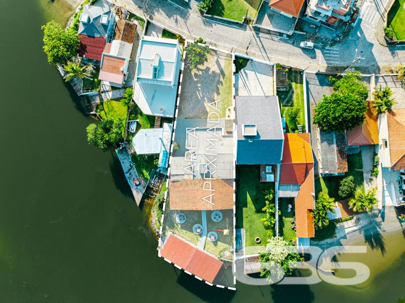 Apresentamos uma excelente oportunidade de negócio em Balneário Barra do Sul, SC, com este imóvel distinto que combina um potencial comercial extraordinário com o conforto residencial, localizado no coração do Centro. Esta propriedade não apenas oferece uma residência acolhedora e bem estruturada, mas destaca-se principalmente pelo seu vasto potencial como ponto comercial, ideal para investidores ou empreendedores à procura de um local com alta visibilidade e prontidão operacional.
Descrição Geral do Imóvel: O terreno de 1.016,37 m² abriga uma construção de 425,00 m². A propriedade inclui espaços de garagem tanto cobertos quanto descobertos, que facilitam o acesso e oferecem comodidade para clientes e residentes.
Infraestrutura Pronta para Restaurante: Equipada com uma cozinha industrial completa, esta propriedade está pronta para continuar operando como um estabelecimento gastronômico. A ampla área de atendimento ao cliente, com vistas para a lagoa, cria um ambiente convidativo e relaxante.
Píer com Atracadouro: O píer proporciona uma oportunidade única para negócios que dependem de acesso aquático, como passeios de barco ou atividades de pesca, aumentando ainda mais seu potencial comercial.
Estacionamento Espaçoso: O amplo estacionamento facilita a recepção de um grande número de clientes, essencial para qualquer operação comercial bem-sucedida.
Conforto Residencial: Além do forte apelo comercial, a propriedade oferece aconchego residencial com uma demi-suíte, um quarto adicional e uma sala com cozinha integrada, todos equipados com móveis planejados de alta qualidade.
Localização Estratégica:
O imóvel promove um ambiente tranquilo, porém, está próximo de vias principais, garantindo fácil acesso e alta visibilidade para negócios.
Potencial de Investimento: Este imóvel é uma escolha privilegiada para quem busca diversificar investimentos através da combinação de espaço comercial ativo e residencial confortável. Com todas as instalações prontas para uso imediato, oferece um retorno potencial significativo tanto na valorização do capital quanto na geração de receita operacional.
Para conhecer melhor este imóvel e explorar todo o seu potencial, convidamos os interessados a agendar uma visita. A equipe da 636 Negócios Imobiliários está pronta para fornecer todas as informações necessárias e facilitar cada etapa deste investimento. Venha descobrir como este local pode ser a chave para o sucesso e expansão de seus negócios.
636 NEGÓCIOS IMOBILIÁRIOS: A SUA MELHOR ESCOLHA
Com mais de 30 anos de experiência, a 636 Negócios Imobiliários é sua parceira ideal para encontrar o imóvel perfeito. Estamos prontos para ajudá-lo a fazer deste imóvel o seu novo lar.
Telefone: (47) 3451-0636
WhatsApp: (47) 99190-0636
Não perca esta oportunidade única. Visite nosso site para mais informações: i636.com.br
