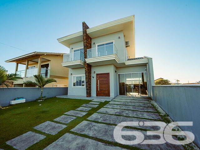 Encante-se com esta residência completa, sofisticada e de frente para o mar em Balneário Barra do Sul/SC!

Acordar com a brisa do mar e o som das ondas não precisa ser só um sonho. Este magnífico sobrado à venda no bairro Salinas é a oportunidade ideal para quem deseja aliar conforto, sofisticação e localização privilegiada a poucos passos da praia. Estuda permuta.

O imóvel impressiona desde a fachada até cada detalhe interno. Com 210m² de área construída, em terreno de 300m², esta residência oferece acabamento de alto padrão, ambientes bem distribuídos e mobiliário planejado – tudo entregue 100% mobiliado, no estilo porteira fechada.

O piso térreo conta com ampla área social integrando sala de estar, jantar e cozinha gourmet com móveis sob medida. A escada com patamar e janela frontal proporciona uma vista encantadora do mar já no acesso ao pavimento superior.

No andar superior, a suíte master dispõe de sacada com vista frontal para o oceano, closet e banheiro espaçoso. Há ainda mais dois dormitórios – sendo um com sacada.

Nos fundos do terreno, uma edícula funcional com sala, cozinha, banheiro e dois dormitórios atende perfeitamente como espaço para hóspedes, dependência ou home office.

O imóvel também possui: 2 vagas cobertas + 2 descobertas, jardim, área de festas, lavabo, lavanderia, sistema de alarme e vigilância, portão eletrônico, ambientes climatizados e estrutura que permite animais de estimação. Tudo isso em rua pavimentada, com fácil acesso ao centro, escolas, hospitais e comércio local.

Não perca esta chance única de viver com estilo à beira-mar. Entre em contato com a 636 Negócios Imobiliários e agende sua visita!
 
636 NEGÓCIOS IMOBILIÁRIOS: A SUA MELHOR ESCOLHA
Com mais de 30 anos de experiência, a 636 Negócios Imobiliários é sua parceira ideal para encontrar o imóvel perfeito. Estamos prontos para ajudá-lo a fazer deste imóvel o seu novo lar.
 
Telefone: (47) 3451-0636
WhatsApp: (47) 99190-0636
 
Não perca esta oportunidade única. Visite nosso site para mais informações: i636.com.br