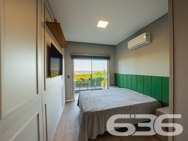 Encante-se com esta residência completa, sofisticada e de frente para o mar em Balneário Barra do Sul/SC!

Acordar com a brisa do mar e o som das ondas não precisa ser só um sonho. Este magnífico sobrado à venda no bairro Salinas é a oportunidade ideal para quem deseja aliar conforto, sofisticação e localização privilegiada a poucos passos da praia. Estuda permuta.

O imóvel impressiona desde a fachada até cada detalhe interno. Com 210m² de área construída, em terreno de 300m², esta residência oferece acabamento de alto padrão, ambientes bem distribuídos e mobiliário planejado – tudo entregue 100% mobiliado, no estilo porteira fechada.

O piso térreo conta com ampla área social integrando sala de estar, jantar e cozinha gourmet com móveis sob medida. A escada com patamar e janela frontal proporciona uma vista encantadora do mar já no acesso ao pavimento superior.

No andar superior, a suíte master dispõe de sacada com vista frontal para o oceano, closet e banheiro espaçoso. Há ainda mais dois dormitórios – sendo um com sacada.

Nos fundos do terreno, uma edícula funcional com sala, cozinha, banheiro e dois dormitórios atende perfeitamente como espaço para hóspedes, dependência ou home office.

O imóvel também possui: 2 vagas cobertas + 2 descobertas, jardim, área de festas, lavabo, lavanderia, sistema de alarme e vigilância, portão eletrônico, ambientes climatizados e estrutura que permite animais de estimação. Tudo isso em rua pavimentada, com fácil acesso ao centro, escolas, hospitais e comércio local.

Não perca esta chance única de viver com estilo à beira-mar. Entre em contato com a 636 Negócios Imobiliários e agende sua visita!
 
636 NEGÓCIOS IMOBILIÁRIOS: A SUA MELHOR ESCOLHA
Com mais de 30 anos de experiência, a 636 Negócios Imobiliários é sua parceira ideal para encontrar o imóvel perfeito. Estamos prontos para ajudá-lo a fazer deste imóvel o seu novo lar.
 
Telefone: (47) 3451-0636
WhatsApp: (47) 99190-0636
 
Não perca esta oportunidade única. Visite nosso site para mais informações: i636.com.br