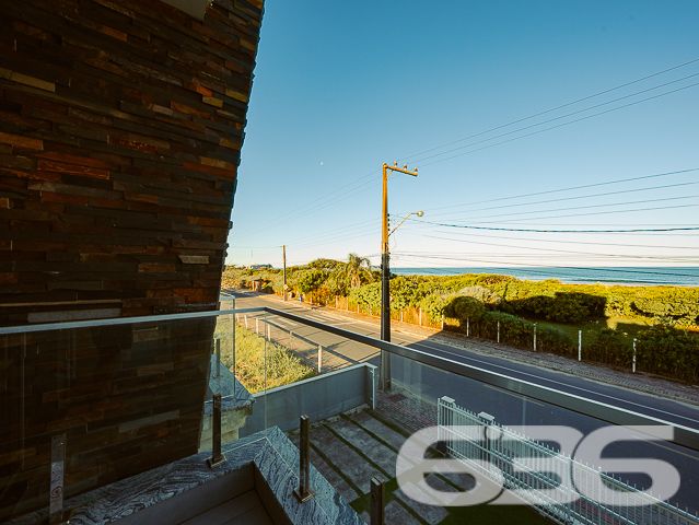 Encante-se com esta residência completa, sofisticada e de frente para o mar em Balneário Barra do Sul/SC!

Acordar com a brisa do mar e o som das ondas não precisa ser só um sonho. Este magnífico sobrado à venda no bairro Salinas é a oportunidade ideal para quem deseja aliar conforto, sofisticação e localização privilegiada a poucos passos da praia. Estuda permuta.

O imóvel impressiona desde a fachada até cada detalhe interno. Com 210m² de área construída, em terreno de 300m², esta residência oferece acabamento de alto padrão, ambientes bem distribuídos e mobiliário planejado – tudo entregue 100% mobiliado, no estilo porteira fechada.

O piso térreo conta com ampla área social integrando sala de estar, jantar e cozinha gourmet com móveis sob medida. A escada com patamar e janela frontal proporciona uma vista encantadora do mar já no acesso ao pavimento superior.

No andar superior, a suíte master dispõe de sacada com vista frontal para o oceano, closet e banheiro espaçoso. Há ainda mais dois dormitórios – sendo um com sacada.

Nos fundos do terreno, uma edícula funcional com sala, cozinha, banheiro e dois dormitórios atende perfeitamente como espaço para hóspedes, dependência ou home office.

O imóvel também possui: 2 vagas cobertas + 2 descobertas, jardim, área de festas, lavabo, lavanderia, sistema de alarme e vigilância, portão eletrônico, ambientes climatizados e estrutura que permite animais de estimação. Tudo isso em rua pavimentada, com fácil acesso ao centro, escolas, hospitais e comércio local.

Não perca esta chance única de viver com estilo à beira-mar. Entre em contato com a 636 Negócios Imobiliários e agende sua visita!
 
636 NEGÓCIOS IMOBILIÁRIOS: A SUA MELHOR ESCOLHA
Com mais de 30 anos de experiência, a 636 Negócios Imobiliários é sua parceira ideal para encontrar o imóvel perfeito. Estamos prontos para ajudá-lo a fazer deste imóvel o seu novo lar.
 
Telefone: (47) 3451-0636
WhatsApp: (47) 99190-0636
 
Não perca esta oportunidade única. Visite nosso site para mais informações: i636.com.br