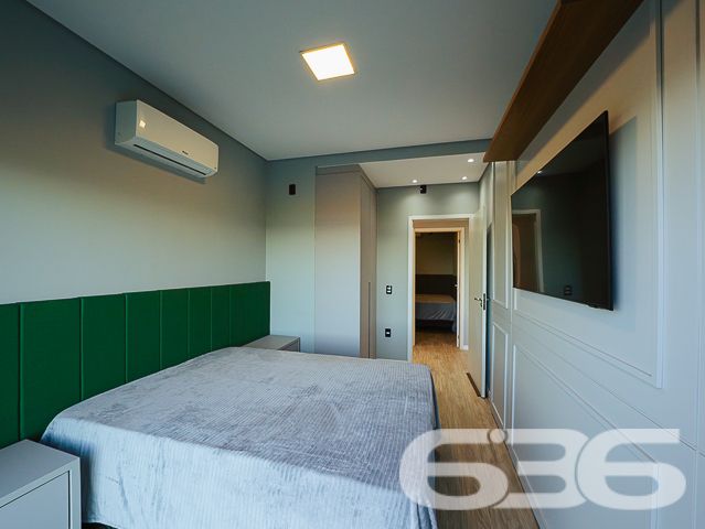 Encante-se com esta residência completa, sofisticada e de frente para o mar em Balneário Barra do Sul/SC!

Acordar com a brisa do mar e o som das ondas não precisa ser só um sonho. Este magnífico sobrado à venda no bairro Salinas é a oportunidade ideal para quem deseja aliar conforto, sofisticação e localização privilegiada a poucos passos da praia. Estuda permuta.

O imóvel impressiona desde a fachada até cada detalhe interno. Com 210m² de área construída, em terreno de 300m², esta residência oferece acabamento de alto padrão, ambientes bem distribuídos e mobiliário planejado – tudo entregue 100% mobiliado, no estilo porteira fechada.

O piso térreo conta com ampla área social integrando sala de estar, jantar e cozinha gourmet com móveis sob medida. A escada com patamar e janela frontal proporciona uma vista encantadora do mar já no acesso ao pavimento superior.

No andar superior, a suíte master dispõe de sacada com vista frontal para o oceano, closet e banheiro espaçoso. Há ainda mais dois dormitórios – sendo um com sacada.

Nos fundos do terreno, uma edícula funcional com sala, cozinha, banheiro e dois dormitórios atende perfeitamente como espaço para hóspedes, dependência ou home office.

O imóvel também possui: 2 vagas cobertas + 2 descobertas, jardim, área de festas, lavabo, lavanderia, sistema de alarme e vigilância, portão eletrônico, ambientes climatizados e estrutura que permite animais de estimação. Tudo isso em rua pavimentada, com fácil acesso ao centro, escolas, hospitais e comércio local.

Não perca esta chance única de viver com estilo à beira-mar. Entre em contato com a 636 Negócios Imobiliários e agende sua visita!
 
636 NEGÓCIOS IMOBILIÁRIOS: A SUA MELHOR ESCOLHA
Com mais de 30 anos de experiência, a 636 Negócios Imobiliários é sua parceira ideal para encontrar o imóvel perfeito. Estamos prontos para ajudá-lo a fazer deste imóvel o seu novo lar.
 
Telefone: (47) 3451-0636
WhatsApp: (47) 99190-0636
 
Não perca esta oportunidade única. Visite nosso site para mais informações: i636.com.br