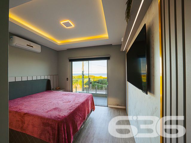 Encante-se com esta residência completa, sofisticada e de frente para o mar em Balneário Barra do Sul/SC!

Acordar com a brisa do mar e o som das ondas não precisa ser só um sonho. Este magnífico sobrado à venda no bairro Salinas é a oportunidade ideal para quem deseja aliar conforto, sofisticação e localização privilegiada a poucos passos da praia. Estuda permuta.

O imóvel impressiona desde a fachada até cada detalhe interno. Com 210m² de área construída, em terreno de 300m², esta residência oferece acabamento de alto padrão, ambientes bem distribuídos e mobiliário planejado – tudo entregue 100% mobiliado, no estilo porteira fechada.

O piso térreo conta com ampla área social integrando sala de estar, jantar e cozinha gourmet com móveis sob medida. A escada com patamar e janela frontal proporciona uma vista encantadora do mar já no acesso ao pavimento superior.

No andar superior, a suíte master dispõe de sacada com vista frontal para o oceano, closet e banheiro espaçoso. Há ainda mais dois dormitórios – sendo um com sacada.

Nos fundos do terreno, uma edícula funcional com sala, cozinha, banheiro e dois dormitórios atende perfeitamente como espaço para hóspedes, dependência ou home office.

O imóvel também possui: 2 vagas cobertas + 2 descobertas, jardim, área de festas, lavabo, lavanderia, sistema de alarme e vigilância, portão eletrônico, ambientes climatizados e estrutura que permite animais de estimação. Tudo isso em rua pavimentada, com fácil acesso ao centro, escolas, hospitais e comércio local.

Não perca esta chance única de viver com estilo à beira-mar. Entre em contato com a 636 Negócios Imobiliários e agende sua visita!
 
636 NEGÓCIOS IMOBILIÁRIOS: A SUA MELHOR ESCOLHA
Com mais de 30 anos de experiência, a 636 Negócios Imobiliários é sua parceira ideal para encontrar o imóvel perfeito. Estamos prontos para ajudá-lo a fazer deste imóvel o seu novo lar.
 
Telefone: (47) 3451-0636
WhatsApp: (47) 99190-0636
 
Não perca esta oportunidade única. Visite nosso site para mais informações: i636.com.br