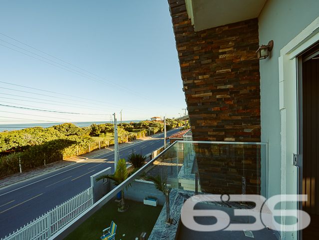 Encante-se com esta residência completa, sofisticada e de frente para o mar em Balneário Barra do Sul/SC!

Acordar com a brisa do mar e o som das ondas não precisa ser só um sonho. Este magnífico sobrado à venda no bairro Salinas é a oportunidade ideal para quem deseja aliar conforto, sofisticação e localização privilegiada a poucos passos da praia. Estuda permuta.

O imóvel impressiona desde a fachada até cada detalhe interno. Com 210m² de área construída, em terreno de 300m², esta residência oferece acabamento de alto padrão, ambientes bem distribuídos e mobiliário planejado – tudo entregue 100% mobiliado, no estilo porteira fechada.

O piso térreo conta com ampla área social integrando sala de estar, jantar e cozinha gourmet com móveis sob medida. A escada com patamar e janela frontal proporciona uma vista encantadora do mar já no acesso ao pavimento superior.

No andar superior, a suíte master dispõe de sacada com vista frontal para o oceano, closet e banheiro espaçoso. Há ainda mais dois dormitórios – sendo um com sacada.

Nos fundos do terreno, uma edícula funcional com sala, cozinha, banheiro e dois dormitórios atende perfeitamente como espaço para hóspedes, dependência ou home office.

O imóvel também possui: 2 vagas cobertas + 2 descobertas, jardim, área de festas, lavabo, lavanderia, sistema de alarme e vigilância, portão eletrônico, ambientes climatizados e estrutura que permite animais de estimação. Tudo isso em rua pavimentada, com fácil acesso ao centro, escolas, hospitais e comércio local.

Não perca esta chance única de viver com estilo à beira-mar. Entre em contato com a 636 Negócios Imobiliários e agende sua visita!
 
636 NEGÓCIOS IMOBILIÁRIOS: A SUA MELHOR ESCOLHA
Com mais de 30 anos de experiência, a 636 Negócios Imobiliários é sua parceira ideal para encontrar o imóvel perfeito. Estamos prontos para ajudá-lo a fazer deste imóvel o seu novo lar.
 
Telefone: (47) 3451-0636
WhatsApp: (47) 99190-0636
 
Não perca esta oportunidade única. Visite nosso site para mais informações: i636.com.br