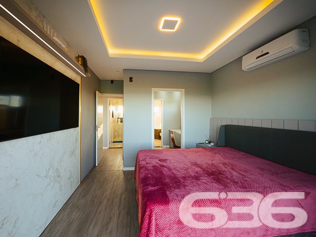 Encante-se com esta residência completa, sofisticada e de frente para o mar em Balneário Barra do Sul/SC!

Acordar com a brisa do mar e o som das ondas não precisa ser só um sonho. Este magnífico sobrado à venda no bairro Salinas é a oportunidade ideal para quem deseja aliar conforto, sofisticação e localização privilegiada a poucos passos da praia. Estuda permuta.

O imóvel impressiona desde a fachada até cada detalhe interno. Com 210m² de área construída, em terreno de 300m², esta residência oferece acabamento de alto padrão, ambientes bem distribuídos e mobiliário planejado – tudo entregue 100% mobiliado, no estilo porteira fechada.

O piso térreo conta com ampla área social integrando sala de estar, jantar e cozinha gourmet com móveis sob medida. A escada com patamar e janela frontal proporciona uma vista encantadora do mar já no acesso ao pavimento superior.

No andar superior, a suíte master dispõe de sacada com vista frontal para o oceano, closet e banheiro espaçoso. Há ainda mais dois dormitórios – sendo um com sacada.

Nos fundos do terreno, uma edícula funcional com sala, cozinha, banheiro e dois dormitórios atende perfeitamente como espaço para hóspedes, dependência ou home office.

O imóvel também possui: 2 vagas cobertas + 2 descobertas, jardim, área de festas, lavabo, lavanderia, sistema de alarme e vigilância, portão eletrônico, ambientes climatizados e estrutura que permite animais de estimação. Tudo isso em rua pavimentada, com fácil acesso ao centro, escolas, hospitais e comércio local.

Não perca esta chance única de viver com estilo à beira-mar. Entre em contato com a 636 Negócios Imobiliários e agende sua visita!
 
636 NEGÓCIOS IMOBILIÁRIOS: A SUA MELHOR ESCOLHA
Com mais de 30 anos de experiência, a 636 Negócios Imobiliários é sua parceira ideal para encontrar o imóvel perfeito. Estamos prontos para ajudá-lo a fazer deste imóvel o seu novo lar.
 
Telefone: (47) 3451-0636
WhatsApp: (47) 99190-0636
 
Não perca esta oportunidade única. Visite nosso site para mais informações: i636.com.br