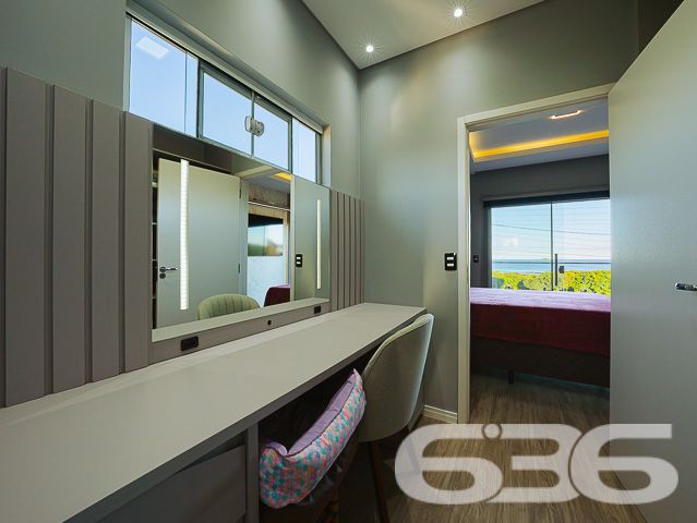 Encante-se com esta residência completa, sofisticada e de frente para o mar em Balneário Barra do Sul/SC!

Acordar com a brisa do mar e o som das ondas não precisa ser só um sonho. Este magnífico sobrado à venda no bairro Salinas é a oportunidade ideal para quem deseja aliar conforto, sofisticação e localização privilegiada a poucos passos da praia. Estuda permuta.

O imóvel impressiona desde a fachada até cada detalhe interno. Com 210m² de área construída, em terreno de 300m², esta residência oferece acabamento de alto padrão, ambientes bem distribuídos e mobiliário planejado – tudo entregue 100% mobiliado, no estilo porteira fechada.

O piso térreo conta com ampla área social integrando sala de estar, jantar e cozinha gourmet com móveis sob medida. A escada com patamar e janela frontal proporciona uma vista encantadora do mar já no acesso ao pavimento superior.

No andar superior, a suíte master dispõe de sacada com vista frontal para o oceano, closet e banheiro espaçoso. Há ainda mais dois dormitórios – sendo um com sacada.

Nos fundos do terreno, uma edícula funcional com sala, cozinha, banheiro e dois dormitórios atende perfeitamente como espaço para hóspedes, dependência ou home office.

O imóvel também possui: 2 vagas cobertas + 2 descobertas, jardim, área de festas, lavabo, lavanderia, sistema de alarme e vigilância, portão eletrônico, ambientes climatizados e estrutura que permite animais de estimação. Tudo isso em rua pavimentada, com fácil acesso ao centro, escolas, hospitais e comércio local.

Não perca esta chance única de viver com estilo à beira-mar. Entre em contato com a 636 Negócios Imobiliários e agende sua visita!
 
636 NEGÓCIOS IMOBILIÁRIOS: A SUA MELHOR ESCOLHA
Com mais de 30 anos de experiência, a 636 Negócios Imobiliários é sua parceira ideal para encontrar o imóvel perfeito. Estamos prontos para ajudá-lo a fazer deste imóvel o seu novo lar.
 
Telefone: (47) 3451-0636
WhatsApp: (47) 99190-0636
 
Não perca esta oportunidade única. Visite nosso site para mais informações: i636.com.br