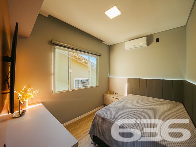 Encante-se com esta residência completa, sofisticada e de frente para o mar em Balneário Barra do Sul/SC!

Acordar com a brisa do mar e o som das ondas não precisa ser só um sonho. Este magnífico sobrado à venda no bairro Salinas é a oportunidade ideal para quem deseja aliar conforto, sofisticação e localização privilegiada a poucos passos da praia. Estuda permuta.

O imóvel impressiona desde a fachada até cada detalhe interno. Com 210m² de área construída, em terreno de 300m², esta residência oferece acabamento de alto padrão, ambientes bem distribuídos e mobiliário planejado – tudo entregue 100% mobiliado, no estilo porteira fechada.

O piso térreo conta com ampla área social integrando sala de estar, jantar e cozinha gourmet com móveis sob medida. A escada com patamar e janela frontal proporciona uma vista encantadora do mar já no acesso ao pavimento superior.

No andar superior, a suíte master dispõe de sacada com vista frontal para o oceano, closet e banheiro espaçoso. Há ainda mais dois dormitórios – sendo um com sacada.

Nos fundos do terreno, uma edícula funcional com sala, cozinha, banheiro e dois dormitórios atende perfeitamente como espaço para hóspedes, dependência ou home office.

O imóvel também possui: 2 vagas cobertas + 2 descobertas, jardim, área de festas, lavabo, lavanderia, sistema de alarme e vigilância, portão eletrônico, ambientes climatizados e estrutura que permite animais de estimação. Tudo isso em rua pavimentada, com fácil acesso ao centro, escolas, hospitais e comércio local.

Não perca esta chance única de viver com estilo à beira-mar. Entre em contato com a 636 Negócios Imobiliários e agende sua visita!
 
636 NEGÓCIOS IMOBILIÁRIOS: A SUA MELHOR ESCOLHA
Com mais de 30 anos de experiência, a 636 Negócios Imobiliários é sua parceira ideal para encontrar o imóvel perfeito. Estamos prontos para ajudá-lo a fazer deste imóvel o seu novo lar.
 
Telefone: (47) 3451-0636
WhatsApp: (47) 99190-0636
 
Não perca esta oportunidade única. Visite nosso site para mais informações: i636.com.br