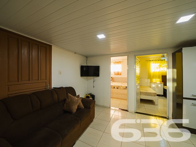 Encante-se com esta residência completa, sofisticada e de frente para o mar em Balneário Barra do Sul/SC!

Acordar com a brisa do mar e o som das ondas não precisa ser só um sonho. Este magnífico sobrado à venda no bairro Salinas é a oportunidade ideal para quem deseja aliar conforto, sofisticação e localização privilegiada a poucos passos da praia. Estuda permuta.

O imóvel impressiona desde a fachada até cada detalhe interno. Com 210m² de área construída, em terreno de 300m², esta residência oferece acabamento de alto padrão, ambientes bem distribuídos e mobiliário planejado – tudo entregue 100% mobiliado, no estilo porteira fechada.

O piso térreo conta com ampla área social integrando sala de estar, jantar e cozinha gourmet com móveis sob medida. A escada com patamar e janela frontal proporciona uma vista encantadora do mar já no acesso ao pavimento superior.

No andar superior, a suíte master dispõe de sacada com vista frontal para o oceano, closet e banheiro espaçoso. Há ainda mais dois dormitórios – sendo um com sacada.

Nos fundos do terreno, uma edícula funcional com sala, cozinha, banheiro e dois dormitórios atende perfeitamente como espaço para hóspedes, dependência ou home office.

O imóvel também possui: 2 vagas cobertas + 2 descobertas, jardim, área de festas, lavabo, lavanderia, sistema de alarme e vigilância, portão eletrônico, ambientes climatizados e estrutura que permite animais de estimação. Tudo isso em rua pavimentada, com fácil acesso ao centro, escolas, hospitais e comércio local.

Não perca esta chance única de viver com estilo à beira-mar. Entre em contato com a 636 Negócios Imobiliários e agende sua visita!
 
636 NEGÓCIOS IMOBILIÁRIOS: A SUA MELHOR ESCOLHA
Com mais de 30 anos de experiência, a 636 Negócios Imobiliários é sua parceira ideal para encontrar o imóvel perfeito. Estamos prontos para ajudá-lo a fazer deste imóvel o seu novo lar.
 
Telefone: (47) 3451-0636
WhatsApp: (47) 99190-0636
 
Não perca esta oportunidade única. Visite nosso site para mais informações: i636.com.br