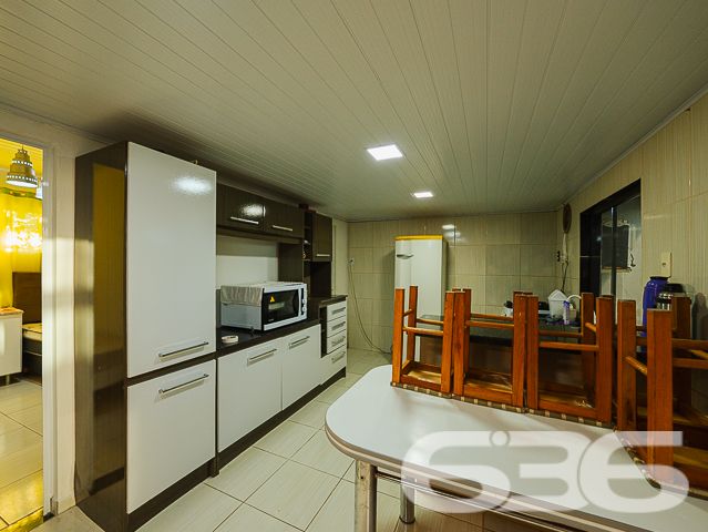 Encante-se com esta residência completa, sofisticada e de frente para o mar em Balneário Barra do Sul/SC!

Acordar com a brisa do mar e o som das ondas não precisa ser só um sonho. Este magnífico sobrado à venda no bairro Salinas é a oportunidade ideal para quem deseja aliar conforto, sofisticação e localização privilegiada a poucos passos da praia. Estuda permuta.

O imóvel impressiona desde a fachada até cada detalhe interno. Com 210m² de área construída, em terreno de 300m², esta residência oferece acabamento de alto padrão, ambientes bem distribuídos e mobiliário planejado – tudo entregue 100% mobiliado, no estilo porteira fechada.

O piso térreo conta com ampla área social integrando sala de estar, jantar e cozinha gourmet com móveis sob medida. A escada com patamar e janela frontal proporciona uma vista encantadora do mar já no acesso ao pavimento superior.

No andar superior, a suíte master dispõe de sacada com vista frontal para o oceano, closet e banheiro espaçoso. Há ainda mais dois dormitórios – sendo um com sacada.

Nos fundos do terreno, uma edícula funcional com sala, cozinha, banheiro e dois dormitórios atende perfeitamente como espaço para hóspedes, dependência ou home office.

O imóvel também possui: 2 vagas cobertas + 2 descobertas, jardim, área de festas, lavabo, lavanderia, sistema de alarme e vigilância, portão eletrônico, ambientes climatizados e estrutura que permite animais de estimação. Tudo isso em rua pavimentada, com fácil acesso ao centro, escolas, hospitais e comércio local.

Não perca esta chance única de viver com estilo à beira-mar. Entre em contato com a 636 Negócios Imobiliários e agende sua visita!
 
636 NEGÓCIOS IMOBILIÁRIOS: A SUA MELHOR ESCOLHA
Com mais de 30 anos de experiência, a 636 Negócios Imobiliários é sua parceira ideal para encontrar o imóvel perfeito. Estamos prontos para ajudá-lo a fazer deste imóvel o seu novo lar.
 
Telefone: (47) 3451-0636
WhatsApp: (47) 99190-0636
 
Não perca esta oportunidade única. Visite nosso site para mais informações: i636.com.br