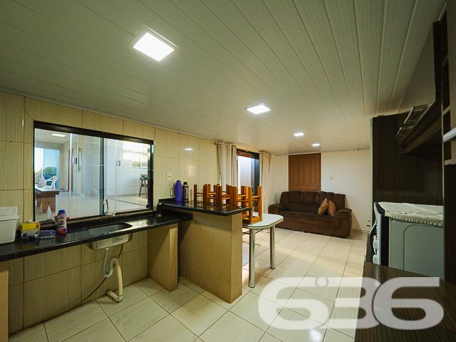 Encante-se com esta residência completa, sofisticada e de frente para o mar em Balneário Barra do Sul/SC!

Acordar com a brisa do mar e o som das ondas não precisa ser só um sonho. Este magnífico sobrado à venda no bairro Salinas é a oportunidade ideal para quem deseja aliar conforto, sofisticação e localização privilegiada a poucos passos da praia. Estuda permuta.

O imóvel impressiona desde a fachada até cada detalhe interno. Com 210m² de área construída, em terreno de 300m², esta residência oferece acabamento de alto padrão, ambientes bem distribuídos e mobiliário planejado – tudo entregue 100% mobiliado, no estilo porteira fechada.

O piso térreo conta com ampla área social integrando sala de estar, jantar e cozinha gourmet com móveis sob medida. A escada com patamar e janela frontal proporciona uma vista encantadora do mar já no acesso ao pavimento superior.

No andar superior, a suíte master dispõe de sacada com vista frontal para o oceano, closet e banheiro espaçoso. Há ainda mais dois dormitórios – sendo um com sacada.

Nos fundos do terreno, uma edícula funcional com sala, cozinha, banheiro e dois dormitórios atende perfeitamente como espaço para hóspedes, dependência ou home office.

O imóvel também possui: 2 vagas cobertas + 2 descobertas, jardim, área de festas, lavabo, lavanderia, sistema de alarme e vigilância, portão eletrônico, ambientes climatizados e estrutura que permite animais de estimação. Tudo isso em rua pavimentada, com fácil acesso ao centro, escolas, hospitais e comércio local.

Não perca esta chance única de viver com estilo à beira-mar. Entre em contato com a 636 Negócios Imobiliários e agende sua visita!
 
636 NEGÓCIOS IMOBILIÁRIOS: A SUA MELHOR ESCOLHA
Com mais de 30 anos de experiência, a 636 Negócios Imobiliários é sua parceira ideal para encontrar o imóvel perfeito. Estamos prontos para ajudá-lo a fazer deste imóvel o seu novo lar.
 
Telefone: (47) 3451-0636
WhatsApp: (47) 99190-0636
 
Não perca esta oportunidade única. Visite nosso site para mais informações: i636.com.br