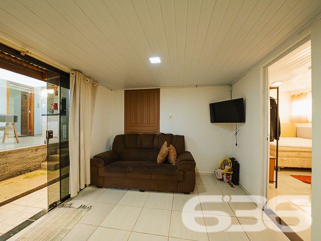 Encante-se com esta residência completa, sofisticada e de frente para o mar em Balneário Barra do Sul/SC!

Acordar com a brisa do mar e o som das ondas não precisa ser só um sonho. Este magnífico sobrado à venda no bairro Salinas é a oportunidade ideal para quem deseja aliar conforto, sofisticação e localização privilegiada a poucos passos da praia. Estuda permuta.

O imóvel impressiona desde a fachada até cada detalhe interno. Com 210m² de área construída, em terreno de 300m², esta residência oferece acabamento de alto padrão, ambientes bem distribuídos e mobiliário planejado – tudo entregue 100% mobiliado, no estilo porteira fechada.

O piso térreo conta com ampla área social integrando sala de estar, jantar e cozinha gourmet com móveis sob medida. A escada com patamar e janela frontal proporciona uma vista encantadora do mar já no acesso ao pavimento superior.

No andar superior, a suíte master dispõe de sacada com vista frontal para o oceano, closet e banheiro espaçoso. Há ainda mais dois dormitórios – sendo um com sacada.

Nos fundos do terreno, uma edícula funcional com sala, cozinha, banheiro e dois dormitórios atende perfeitamente como espaço para hóspedes, dependência ou home office.

O imóvel também possui: 2 vagas cobertas + 2 descobertas, jardim, área de festas, lavabo, lavanderia, sistema de alarme e vigilância, portão eletrônico, ambientes climatizados e estrutura que permite animais de estimação. Tudo isso em rua pavimentada, com fácil acesso ao centro, escolas, hospitais e comércio local.

Não perca esta chance única de viver com estilo à beira-mar. Entre em contato com a 636 Negócios Imobiliários e agende sua visita!
 
636 NEGÓCIOS IMOBILIÁRIOS: A SUA MELHOR ESCOLHA
Com mais de 30 anos de experiência, a 636 Negócios Imobiliários é sua parceira ideal para encontrar o imóvel perfeito. Estamos prontos para ajudá-lo a fazer deste imóvel o seu novo lar.
 
Telefone: (47) 3451-0636
WhatsApp: (47) 99190-0636
 
Não perca esta oportunidade única. Visite nosso site para mais informações: i636.com.br