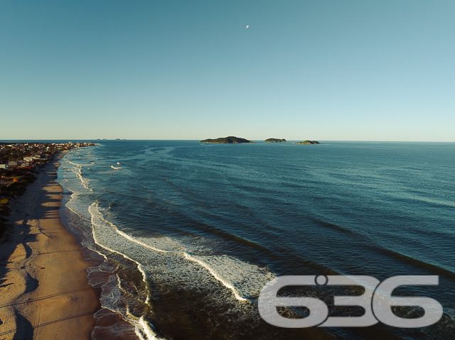 Encante-se com esta residência completa, sofisticada e de frente para o mar em Balneário Barra do Sul/SC!

Acordar com a brisa do mar e o som das ondas não precisa ser só um sonho. Este magnífico sobrado à venda no bairro Salinas é a oportunidade ideal para quem deseja aliar conforto, sofisticação e localização privilegiada a poucos passos da praia. Estuda permuta.

O imóvel impressiona desde a fachada até cada detalhe interno. Com 210m² de área construída, em terreno de 300m², esta residência oferece acabamento de alto padrão, ambientes bem distribuídos e mobiliário planejado – tudo entregue 100% mobiliado, no estilo porteira fechada.

O piso térreo conta com ampla área social integrando sala de estar, jantar e cozinha gourmet com móveis sob medida. A escada com patamar e janela frontal proporciona uma vista encantadora do mar já no acesso ao pavimento superior.

No andar superior, a suíte master dispõe de sacada com vista frontal para o oceano, closet e banheiro espaçoso. Há ainda mais dois dormitórios – sendo um com sacada.

Nos fundos do terreno, uma edícula funcional com sala, cozinha, banheiro e dois dormitórios atende perfeitamente como espaço para hóspedes, dependência ou home office.

O imóvel também possui: 2 vagas cobertas + 2 descobertas, jardim, área de festas, lavabo, lavanderia, sistema de alarme e vigilância, portão eletrônico, ambientes climatizados e estrutura que permite animais de estimação. Tudo isso em rua pavimentada, com fácil acesso ao centro, escolas, hospitais e comércio local.

Não perca esta chance única de viver com estilo à beira-mar. Entre em contato com a 636 Negócios Imobiliários e agende sua visita!
 
636 NEGÓCIOS IMOBILIÁRIOS: A SUA MELHOR ESCOLHA
Com mais de 30 anos de experiência, a 636 Negócios Imobiliários é sua parceira ideal para encontrar o imóvel perfeito. Estamos prontos para ajudá-lo a fazer deste imóvel o seu novo lar.
 
Telefone: (47) 3451-0636
WhatsApp: (47) 99190-0636
 
Não perca esta oportunidade única. Visite nosso site para mais informações: i636.com.br
