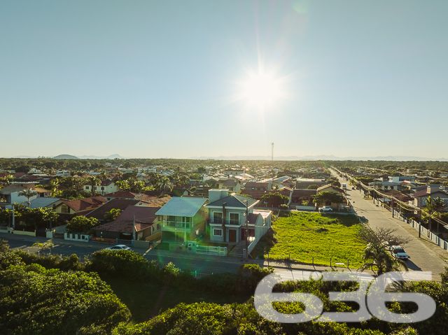 Encante-se com esta residência completa, sofisticada e de frente para o mar em Balneário Barra do Sul/SC!

Acordar com a brisa do mar e o som das ondas não precisa ser só um sonho. Este magnífico sobrado à venda no bairro Salinas é a oportunidade ideal para quem deseja aliar conforto, sofisticação e localização privilegiada a poucos passos da praia. Estuda permuta.

O imóvel impressiona desde a fachada até cada detalhe interno. Com 210m² de área construída, em terreno de 300m², esta residência oferece acabamento de alto padrão, ambientes bem distribuídos e mobiliário planejado – tudo entregue 100% mobiliado, no estilo porteira fechada.

O piso térreo conta com ampla área social integrando sala de estar, jantar e cozinha gourmet com móveis sob medida. A escada com patamar e janela frontal proporciona uma vista encantadora do mar já no acesso ao pavimento superior.

No andar superior, a suíte master dispõe de sacada com vista frontal para o oceano, closet e banheiro espaçoso. Há ainda mais dois dormitórios – sendo um com sacada.

Nos fundos do terreno, uma edícula funcional com sala, cozinha, banheiro e dois dormitórios atende perfeitamente como espaço para hóspedes, dependência ou home office.

O imóvel também possui: 2 vagas cobertas + 2 descobertas, jardim, área de festas, lavabo, lavanderia, sistema de alarme e vigilância, portão eletrônico, ambientes climatizados e estrutura que permite animais de estimação. Tudo isso em rua pavimentada, com fácil acesso ao centro, escolas, hospitais e comércio local.

Não perca esta chance única de viver com estilo à beira-mar. Entre em contato com a 636 Negócios Imobiliários e agende sua visita!
 
636 NEGÓCIOS IMOBILIÁRIOS: A SUA MELHOR ESCOLHA
Com mais de 30 anos de experiência, a 636 Negócios Imobiliários é sua parceira ideal para encontrar o imóvel perfeito. Estamos prontos para ajudá-lo a fazer deste imóvel o seu novo lar.
 
Telefone: (47) 3451-0636
WhatsApp: (47) 99190-0636
 
Não perca esta oportunidade única. Visite nosso site para mais informações: i636.com.br