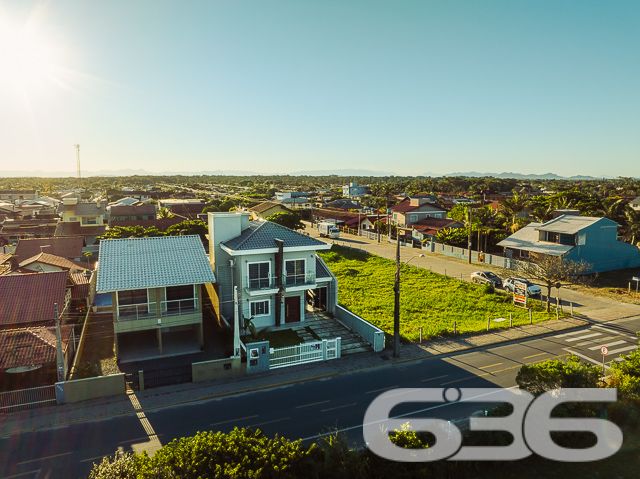 Encante-se com esta residência completa, sofisticada e de frente para o mar em Balneário Barra do Sul/SC!

Acordar com a brisa do mar e o som das ondas não precisa ser só um sonho. Este magnífico sobrado à venda no bairro Salinas é a oportunidade ideal para quem deseja aliar conforto, sofisticação e localização privilegiada a poucos passos da praia. Estuda permuta.

O imóvel impressiona desde a fachada até cada detalhe interno. Com 210m² de área construída, em terreno de 300m², esta residência oferece acabamento de alto padrão, ambientes bem distribuídos e mobiliário planejado – tudo entregue 100% mobiliado, no estilo porteira fechada.

O piso térreo conta com ampla área social integrando sala de estar, jantar e cozinha gourmet com móveis sob medida. A escada com patamar e janela frontal proporciona uma vista encantadora do mar já no acesso ao pavimento superior.

No andar superior, a suíte master dispõe de sacada com vista frontal para o oceano, closet e banheiro espaçoso. Há ainda mais dois dormitórios – sendo um com sacada.

Nos fundos do terreno, uma edícula funcional com sala, cozinha, banheiro e dois dormitórios atende perfeitamente como espaço para hóspedes, dependência ou home office.

O imóvel também possui: 2 vagas cobertas + 2 descobertas, jardim, área de festas, lavabo, lavanderia, sistema de alarme e vigilância, portão eletrônico, ambientes climatizados e estrutura que permite animais de estimação. Tudo isso em rua pavimentada, com fácil acesso ao centro, escolas, hospitais e comércio local.

Não perca esta chance única de viver com estilo à beira-mar. Entre em contato com a 636 Negócios Imobiliários e agende sua visita!
 
636 NEGÓCIOS IMOBILIÁRIOS: A SUA MELHOR ESCOLHA
Com mais de 30 anos de experiência, a 636 Negócios Imobiliários é sua parceira ideal para encontrar o imóvel perfeito. Estamos prontos para ajudá-lo a fazer deste imóvel o seu novo lar.
 
Telefone: (47) 3451-0636
WhatsApp: (47) 99190-0636
 
Não perca esta oportunidade única. Visite nosso site para mais informações: i636.com.br