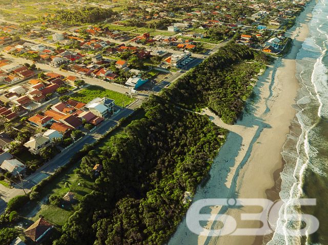 Encante-se com esta residência completa, sofisticada e de frente para o mar em Balneário Barra do Sul/SC!

Acordar com a brisa do mar e o som das ondas não precisa ser só um sonho. Este magnífico sobrado à venda no bairro Salinas é a oportunidade ideal para quem deseja aliar conforto, sofisticação e localização privilegiada a poucos passos da praia. Estuda permuta.

O imóvel impressiona desde a fachada até cada detalhe interno. Com 210m² de área construída, em terreno de 300m², esta residência oferece acabamento de alto padrão, ambientes bem distribuídos e mobiliário planejado – tudo entregue 100% mobiliado, no estilo porteira fechada.

O piso térreo conta com ampla área social integrando sala de estar, jantar e cozinha gourmet com móveis sob medida. A escada com patamar e janela frontal proporciona uma vista encantadora do mar já no acesso ao pavimento superior.

No andar superior, a suíte master dispõe de sacada com vista frontal para o oceano, closet e banheiro espaçoso. Há ainda mais dois dormitórios – sendo um com sacada.

Nos fundos do terreno, uma edícula funcional com sala, cozinha, banheiro e dois dormitórios atende perfeitamente como espaço para hóspedes, dependência ou home office.

O imóvel também possui: 2 vagas cobertas + 2 descobertas, jardim, área de festas, lavabo, lavanderia, sistema de alarme e vigilância, portão eletrônico, ambientes climatizados e estrutura que permite animais de estimação. Tudo isso em rua pavimentada, com fácil acesso ao centro, escolas, hospitais e comércio local.

Não perca esta chance única de viver com estilo à beira-mar. Entre em contato com a 636 Negócios Imobiliários e agende sua visita!
 
636 NEGÓCIOS IMOBILIÁRIOS: A SUA MELHOR ESCOLHA
Com mais de 30 anos de experiência, a 636 Negócios Imobiliários é sua parceira ideal para encontrar o imóvel perfeito. Estamos prontos para ajudá-lo a fazer deste imóvel o seu novo lar.
 
Telefone: (47) 3451-0636
WhatsApp: (47) 99190-0636
 
Não perca esta oportunidade única. Visite nosso site para mais informações: i636.com.br