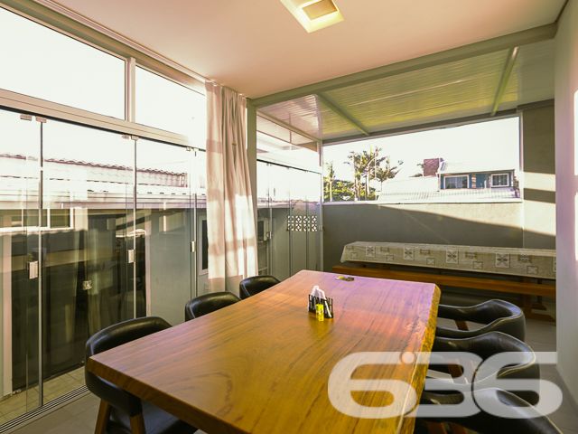 Encante-se com esta residência completa, sofisticada e de frente para o mar em Balneário Barra do Sul/SC!

Acordar com a brisa do mar e o som das ondas não precisa ser só um sonho. Este magnífico sobrado à venda no bairro Salinas é a oportunidade ideal para quem deseja aliar conforto, sofisticação e localização privilegiada a poucos passos da praia. Estuda permuta.

O imóvel impressiona desde a fachada até cada detalhe interno. Com 210m² de área construída, em terreno de 300m², esta residência oferece acabamento de alto padrão, ambientes bem distribuídos e mobiliário planejado – tudo entregue 100% mobiliado, no estilo porteira fechada.

O piso térreo conta com ampla área social integrando sala de estar, jantar e cozinha gourmet com móveis sob medida. A escada com patamar e janela frontal proporciona uma vista encantadora do mar já no acesso ao pavimento superior.

No andar superior, a suíte master dispõe de sacada com vista frontal para o oceano, closet e banheiro espaçoso. Há ainda mais dois dormitórios – sendo um com sacada.

Nos fundos do terreno, uma edícula funcional com sala, cozinha, banheiro e dois dormitórios atende perfeitamente como espaço para hóspedes, dependência ou home office.

O imóvel também possui: 2 vagas cobertas + 2 descobertas, jardim, área de festas, lavabo, lavanderia, sistema de alarme e vigilância, portão eletrônico, ambientes climatizados e estrutura que permite animais de estimação. Tudo isso em rua pavimentada, com fácil acesso ao centro, escolas, hospitais e comércio local.

Não perca esta chance única de viver com estilo à beira-mar. Entre em contato com a 636 Negócios Imobiliários e agende sua visita!
 
636 NEGÓCIOS IMOBILIÁRIOS: A SUA MELHOR ESCOLHA
Com mais de 30 anos de experiência, a 636 Negócios Imobiliários é sua parceira ideal para encontrar o imóvel perfeito. Estamos prontos para ajudá-lo a fazer deste imóvel o seu novo lar.
 
Telefone: (47) 3451-0636
WhatsApp: (47) 99190-0636
 
Não perca esta oportunidade única. Visite nosso site para mais informações: i636.com.br