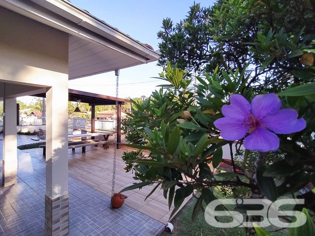 Descubra o seu próximo lar em Balneário Barra do Sul, onde o conforto se encontra com a natureza em uma residência extraordinária. Com uma área construída de 169,00 m² em um terreno de 341,44 m², este imóvel térreo se destaca por sua localização privilegiada na região de Pinheiros, a poucos passos da idílica lagoa do Maria Fernanda, e oferece uma experiência de vida inigualável com qualidade e serenidade.

Ao entrar nesta casa, você será recebido por um ambiente acolhedor e espaçoso, com uma sala de estar integrada a uma cozinha moderna, repleta de móveis planejados de alta qualidade e uma área de festas com churrasqueira, ideal para receber amigos e familiares. O design interior combina funcionalidade com uma estética atraente, incluindo uma copa e cozinha conjugadas que maximizam o espaço e a eficiência.

Esta residência conta com três confortáveis dormitórios, proporcionando privacidade e conforto para todos os membros da família. Cada espaço foi cuidadosamente projetado para garantir uma atmosfera relaxante e agradável. Além disso, a casa inclui duas garagens cobertas e duas descobertas, garantindo amplo espaço para veículos e equipamentos de lazer.

No exterior, um extenso jardim com piscina oferece um refúgio perfeito para relaxamento ou diversão ao ar livre, complementado por uma varanda espaçosa que é o cenário ideal para desfrutar da brisa da lagoa e do canto dos pássaros. A propriedade é completamente murada e possui portão eletrônico, proporcionando segurança e privacidade.

Localizada em um bairro seguro e com fácil acesso às principais vias, escolas e serviços públicos essenciais, esta casa não só oferece uma excelente qualidade de vida, mas também uma oportunidade única de investimento em um dos locais mais desejados de Santa Catarina.

A 636 Negócios Imobiliários, com mais de 30 anos de experiência no mercado imobiliário, está pronta para ajudá-lo a transformar esta casa dos sonhos em seu novo lar. Reconhecida por sua perfeição técnico-jurídica em mediação de negócios, nossa equipe garante um processo de compra transparente e eficiente. Não perca esta chance exclusiva de viver em um paraíso à beira da lagoa, onde cada detalhe foi pensado para o seu conforto e bem-estar. Venha conhecer e se encantar!
 
636 NEGÓCIOS IMOBILIÁRIOS: A SUA MELHOR ESCOLHA
Com mais de 30 anos de experiência, a 636 Negócios Imobiliários é sua parceira ideal para encontrar o imóvel perfeito. Estamos prontos para ajudá-lo a fazer deste imóvel o seu novo lar.
 
Telefone: (47) 3451-0636
WhatsApp: (47) 99190-0636
 
Não perca esta oportunidade única. Visite nosso site para mais informações: i636.com.br